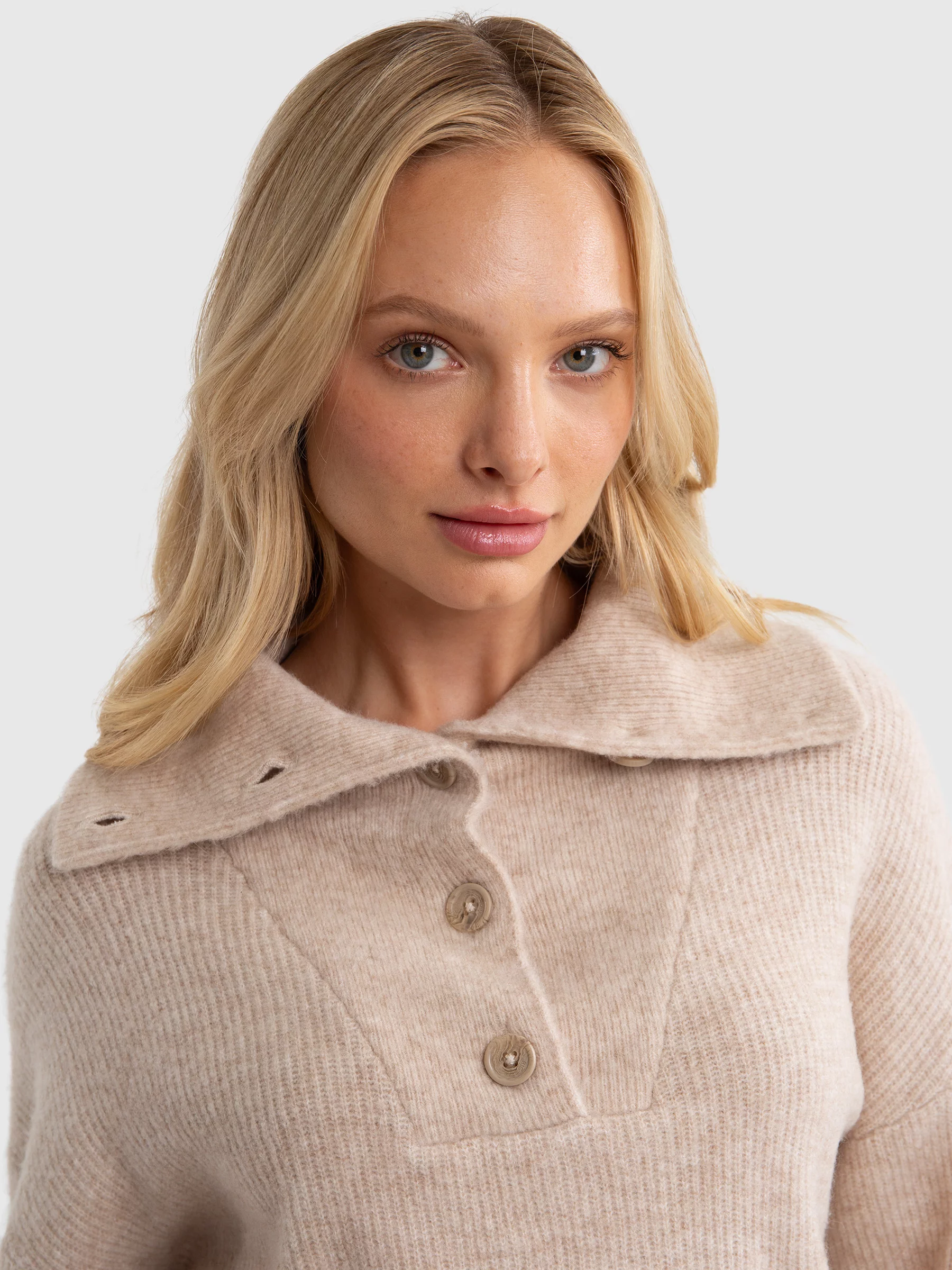 Sweter damski z rozpinanym golfem beżowy Pulina 801