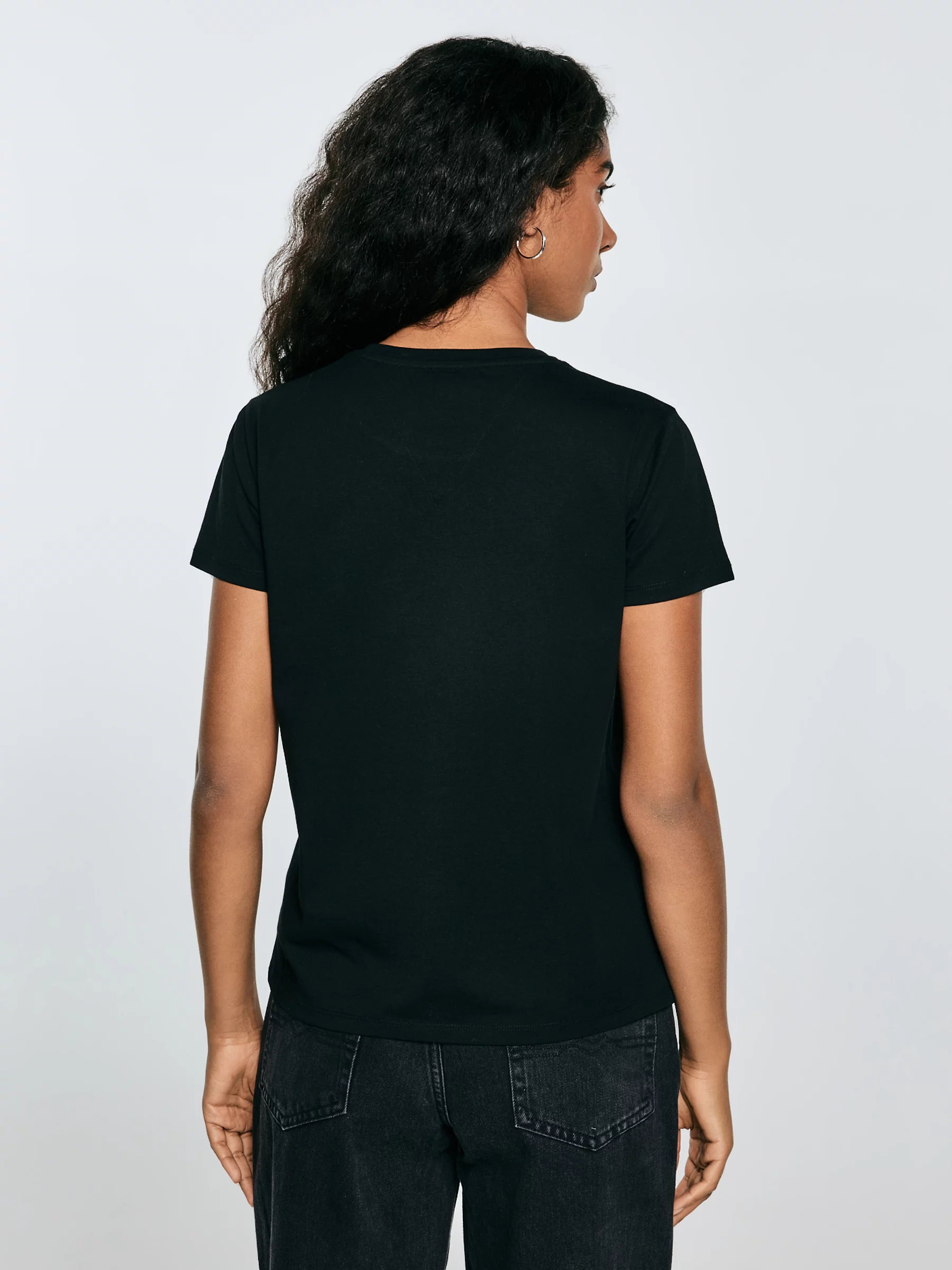 Koszulka damska z niewielkim haftem na piersi czarna Lidia 906