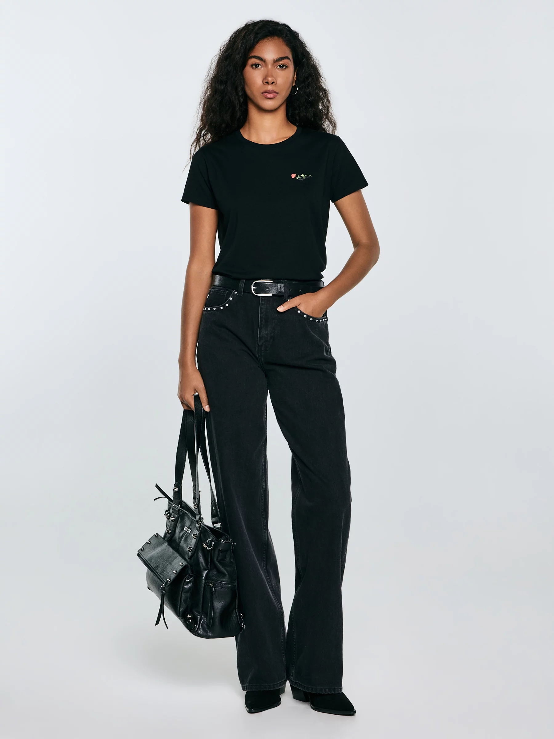 Koszulka damska z niewielkim haftem na piersi czarna Lidia 906