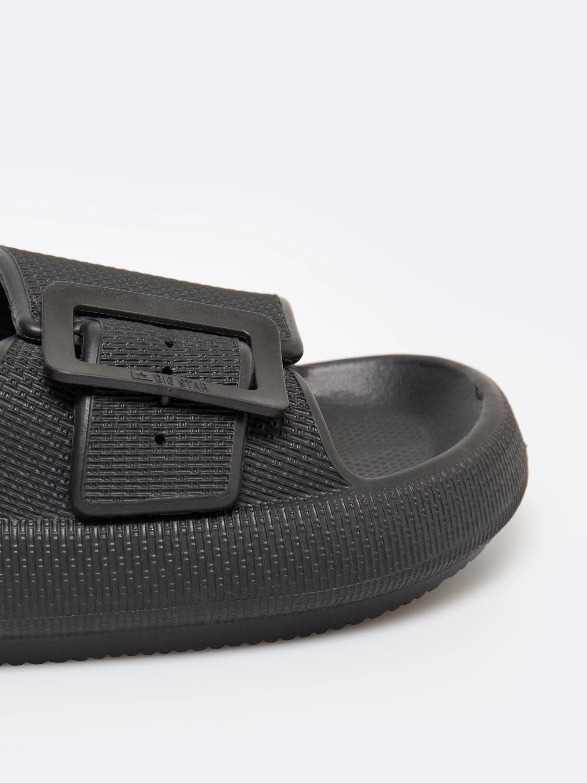 Klapki damskie z ozdobną klamrą czarne RR274A571 906