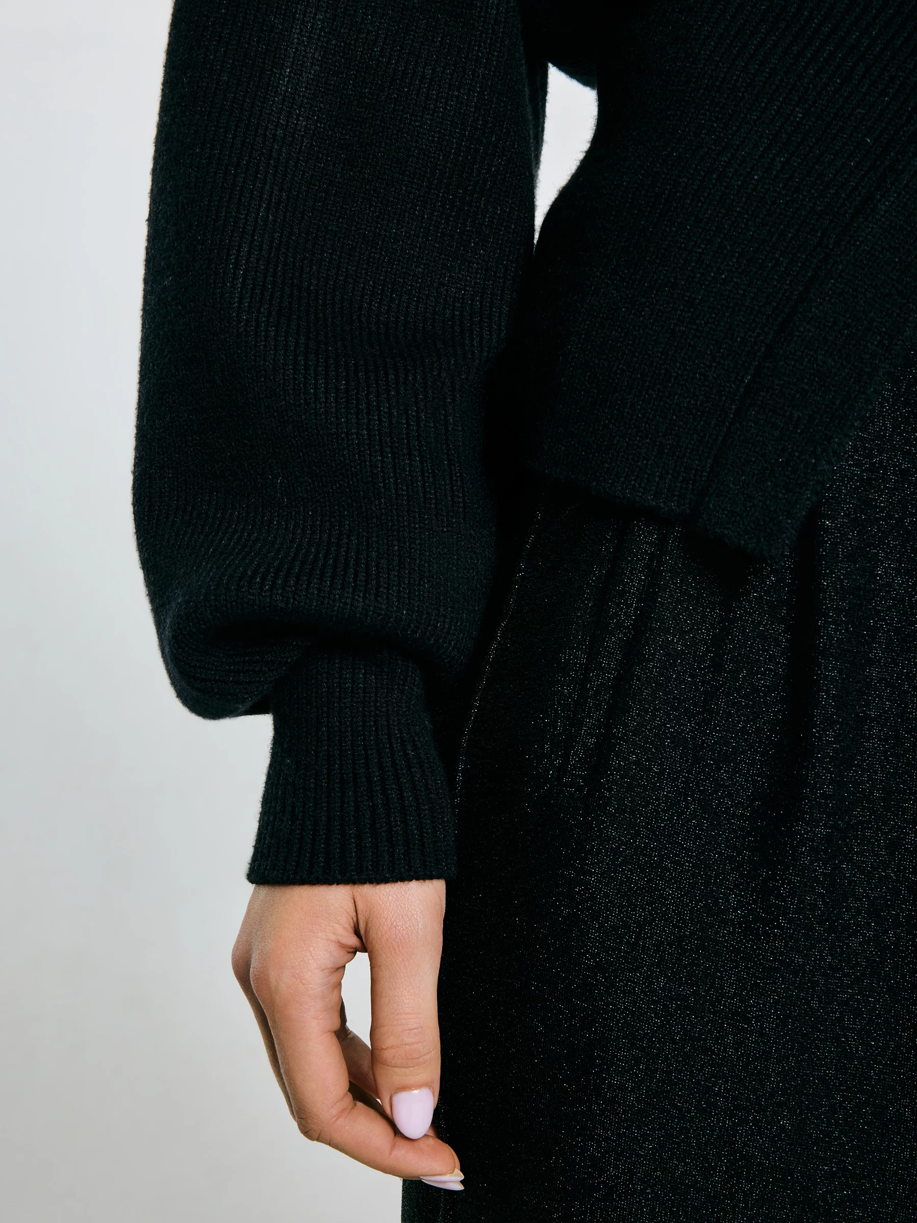 Sweter damski z wiskozy taliowany czarny Goldi 906