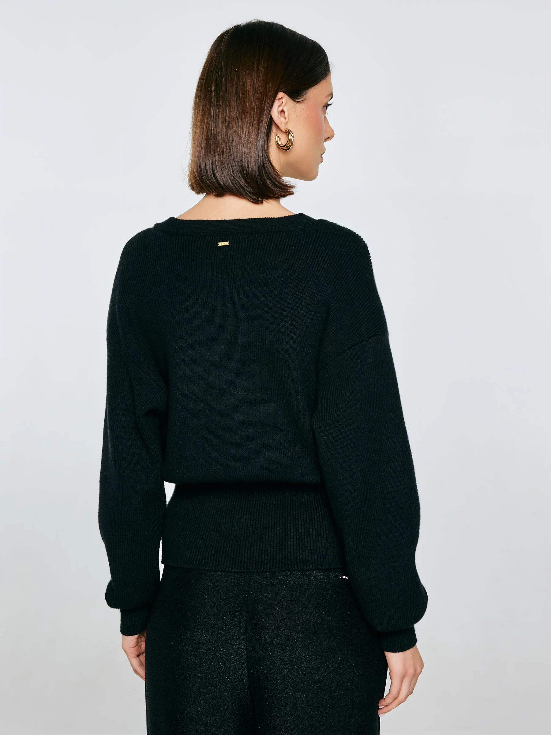 Sweter damski z wiskozy taliowany czarny Goldi 906