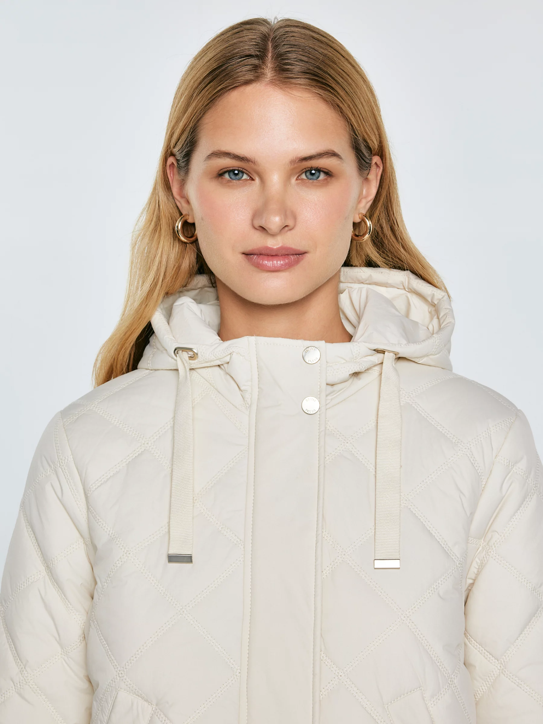 Kurtka damska pikowana z kapturem kremowa Wynterina 103