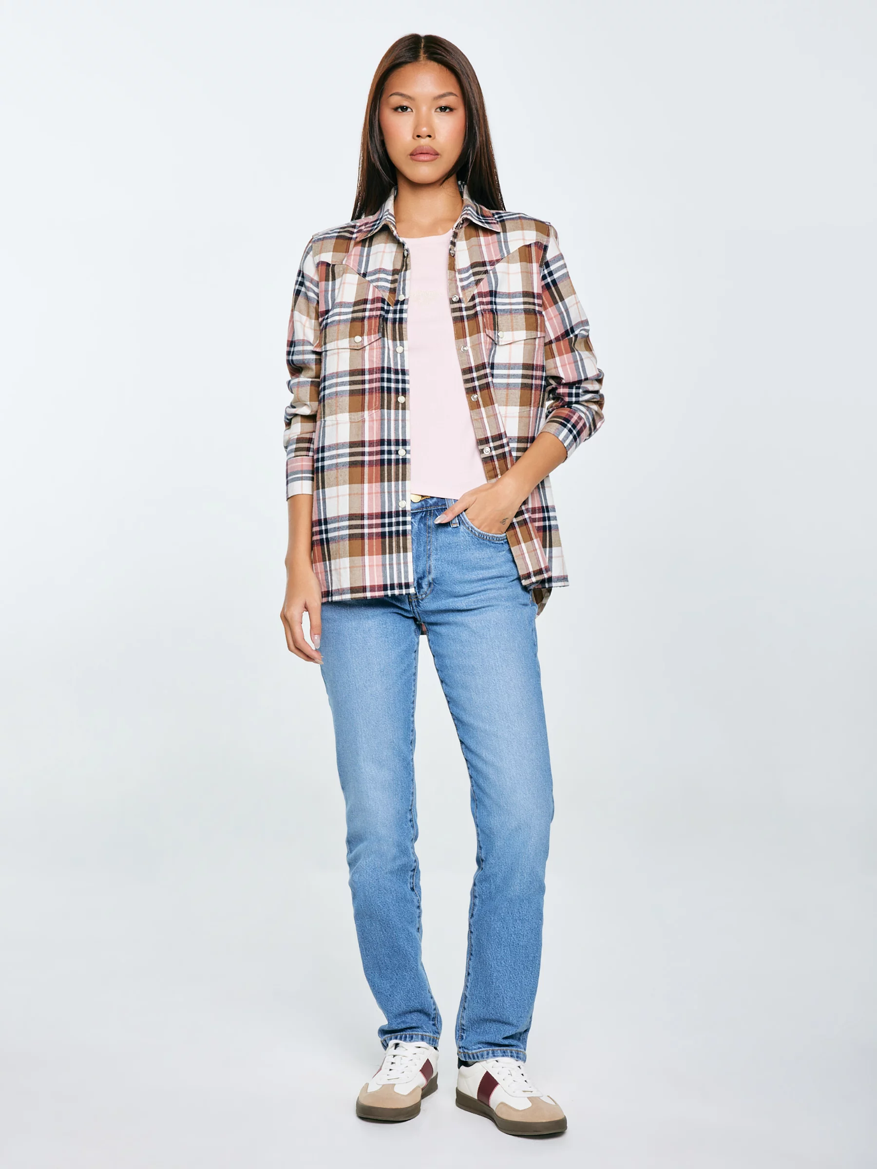 Koszulka damska w prążek z haftem różowa Clarsa 600