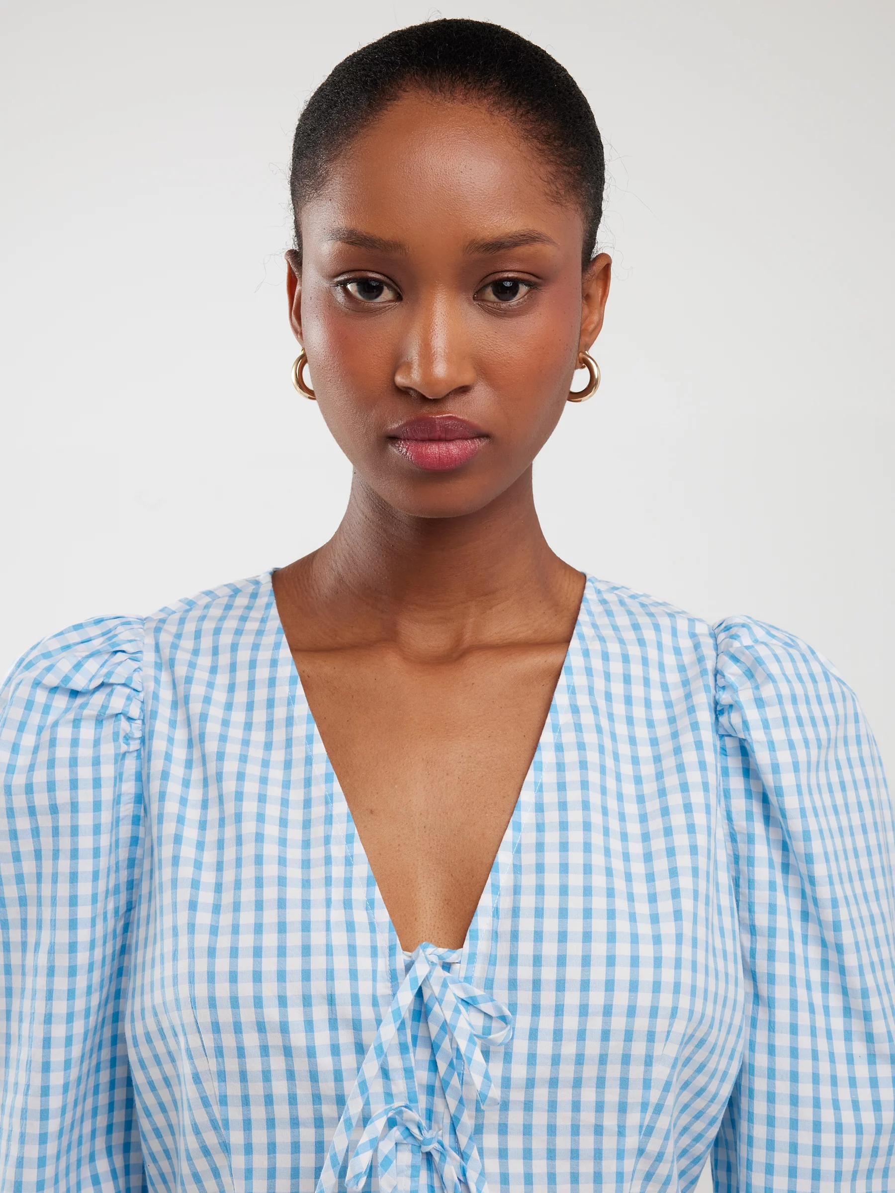 Bluzka damska z baskinką w drobną kratkę niebieska Sori 401