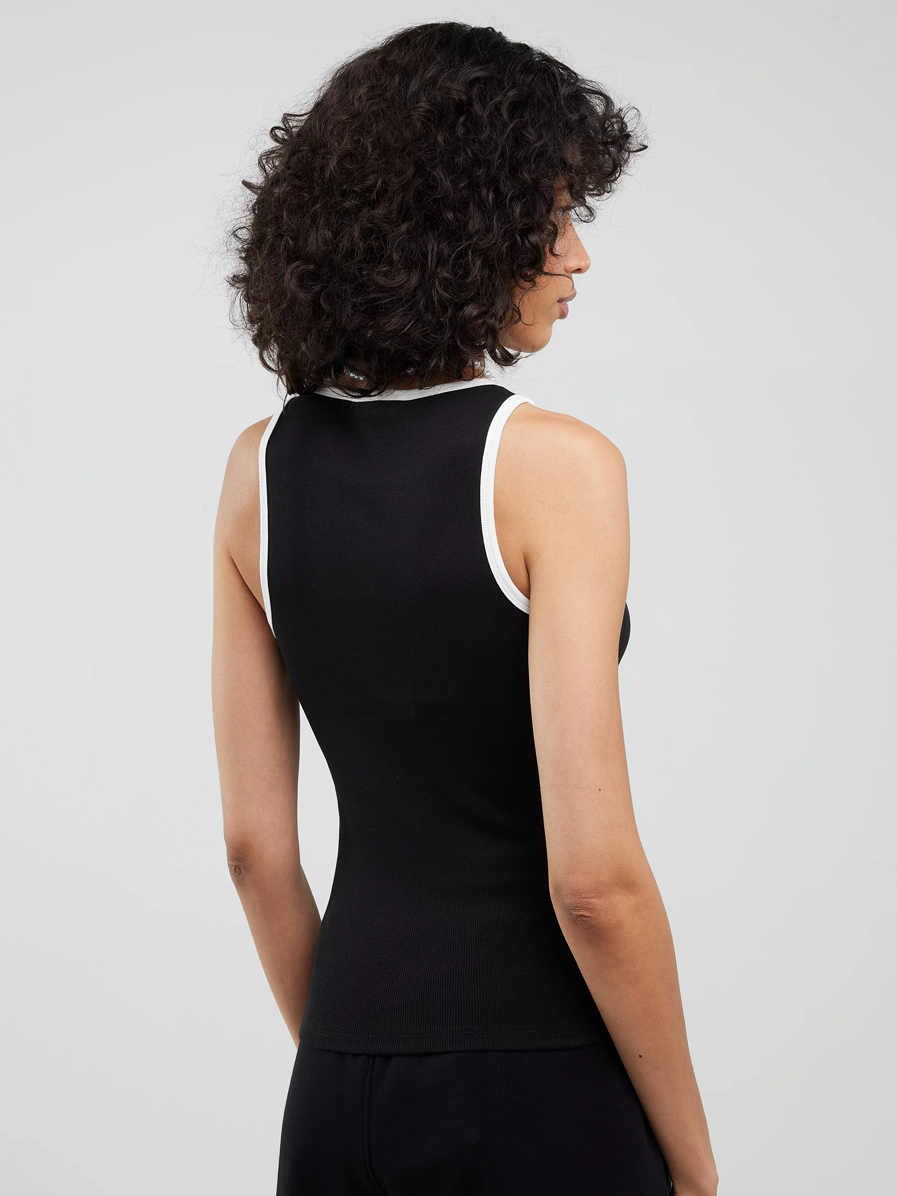 Koszulka damska na ramiączkach z kontrastowym wykoŅczeniem czarna Arisa 906