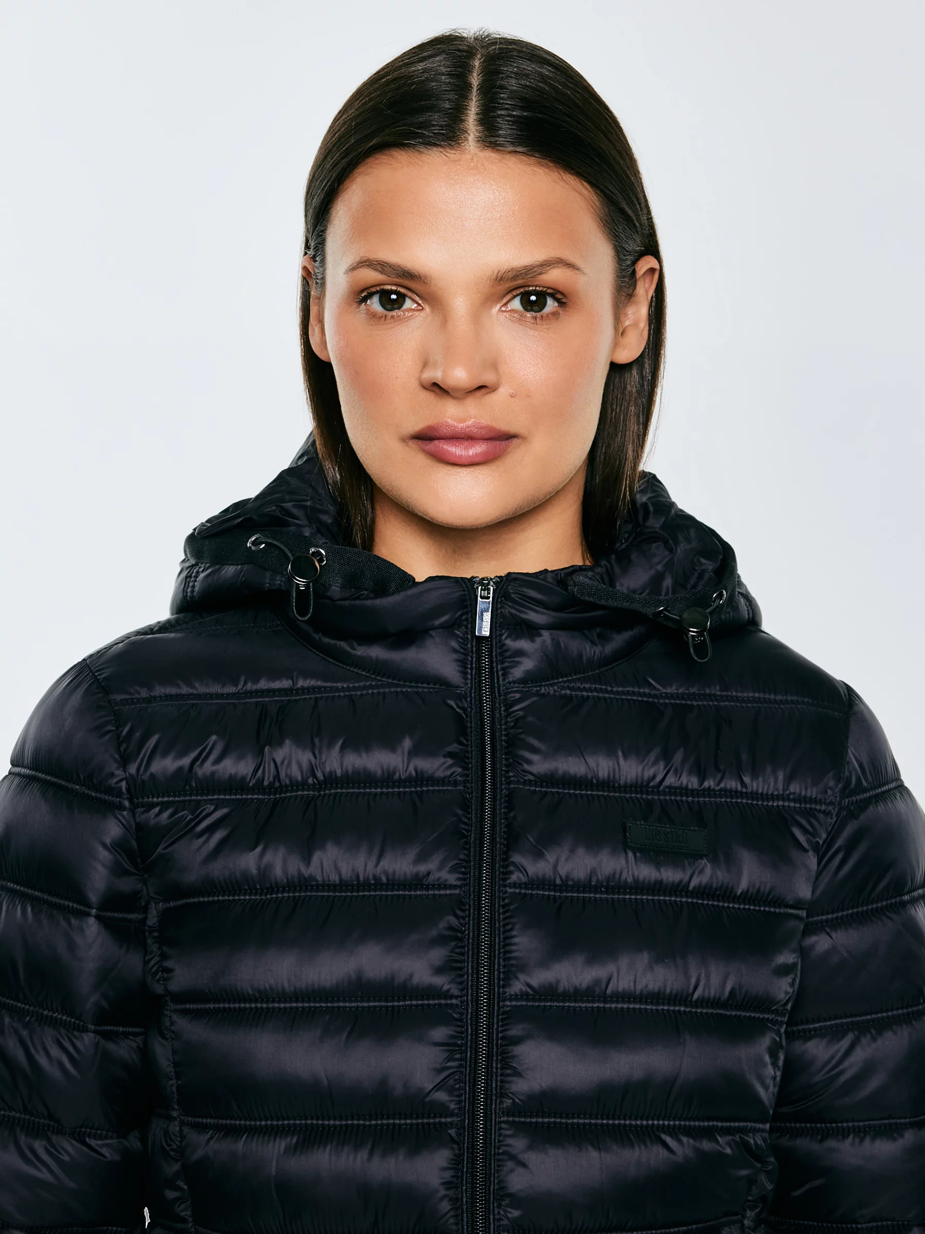 Kurtka damska pikowana z odpinanym kapturem czarna Azeala23 906