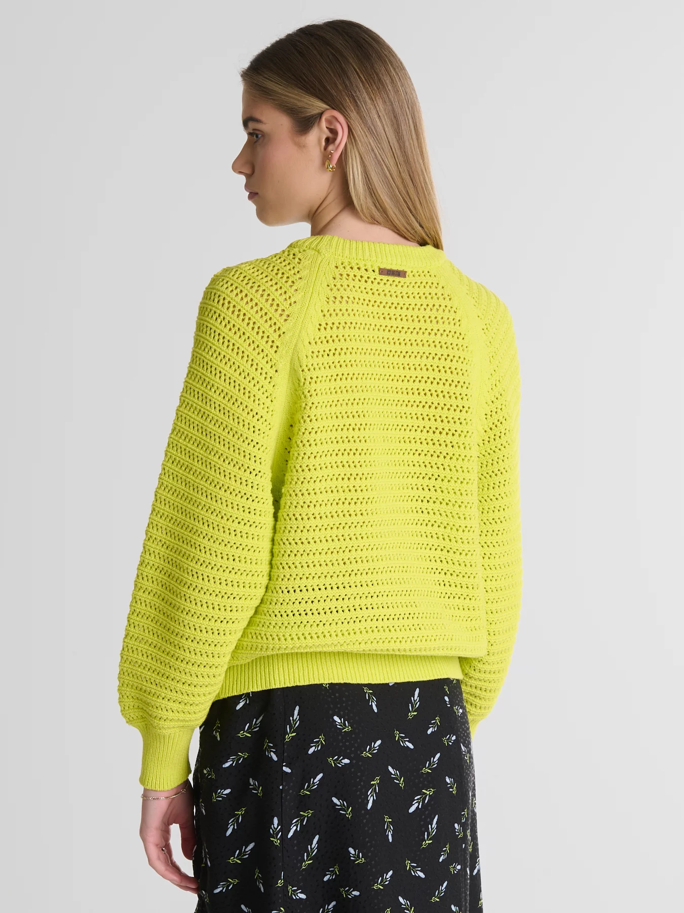 Sweter damski o ażurowym splocie limonkowy Funia 300