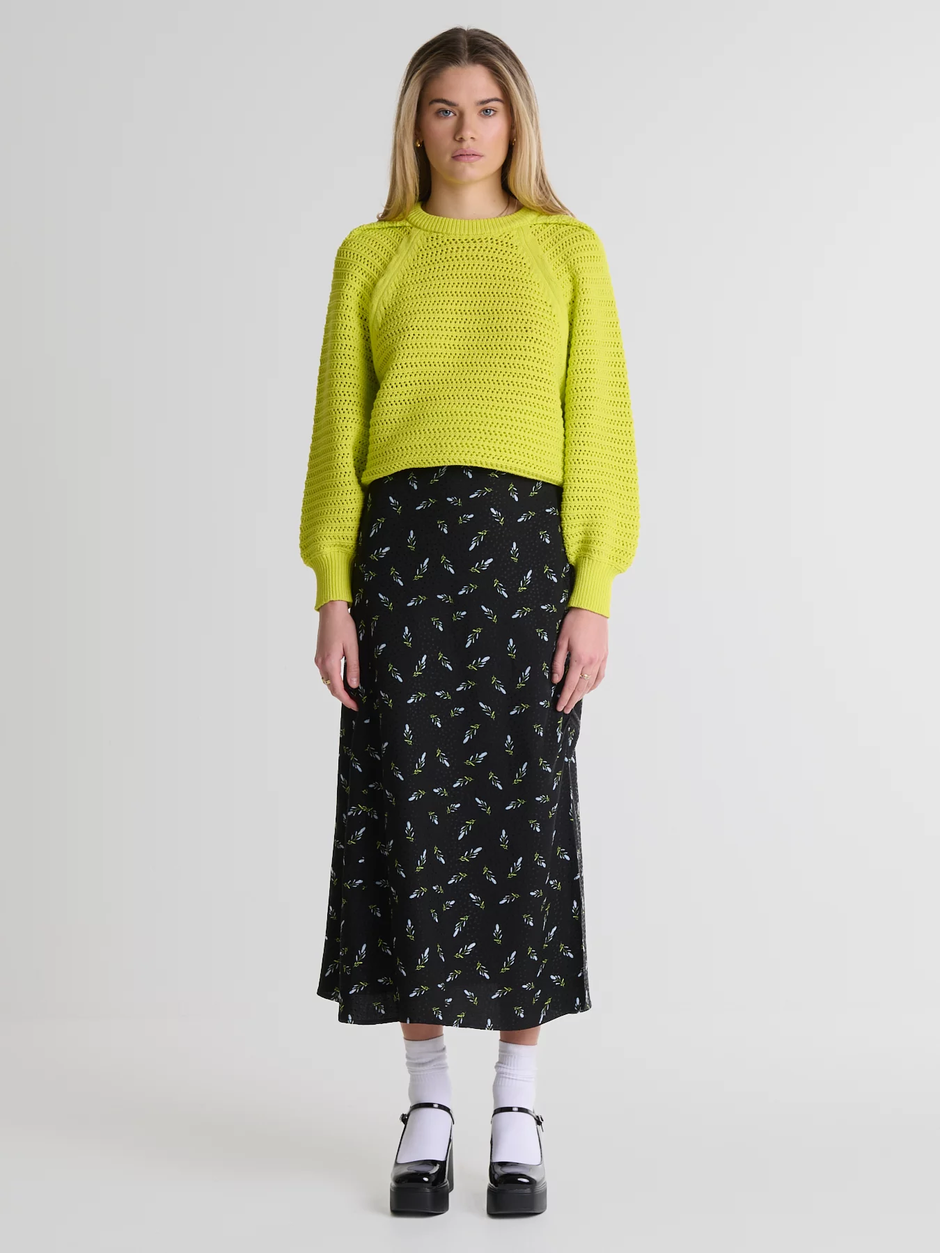 Sweter damski o ażurowym splocie limonkowy Funia 300