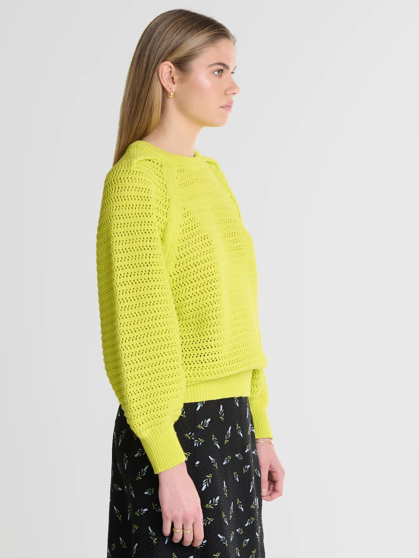 Sweter damski o ażurowym splocie limonkowy Funia 300