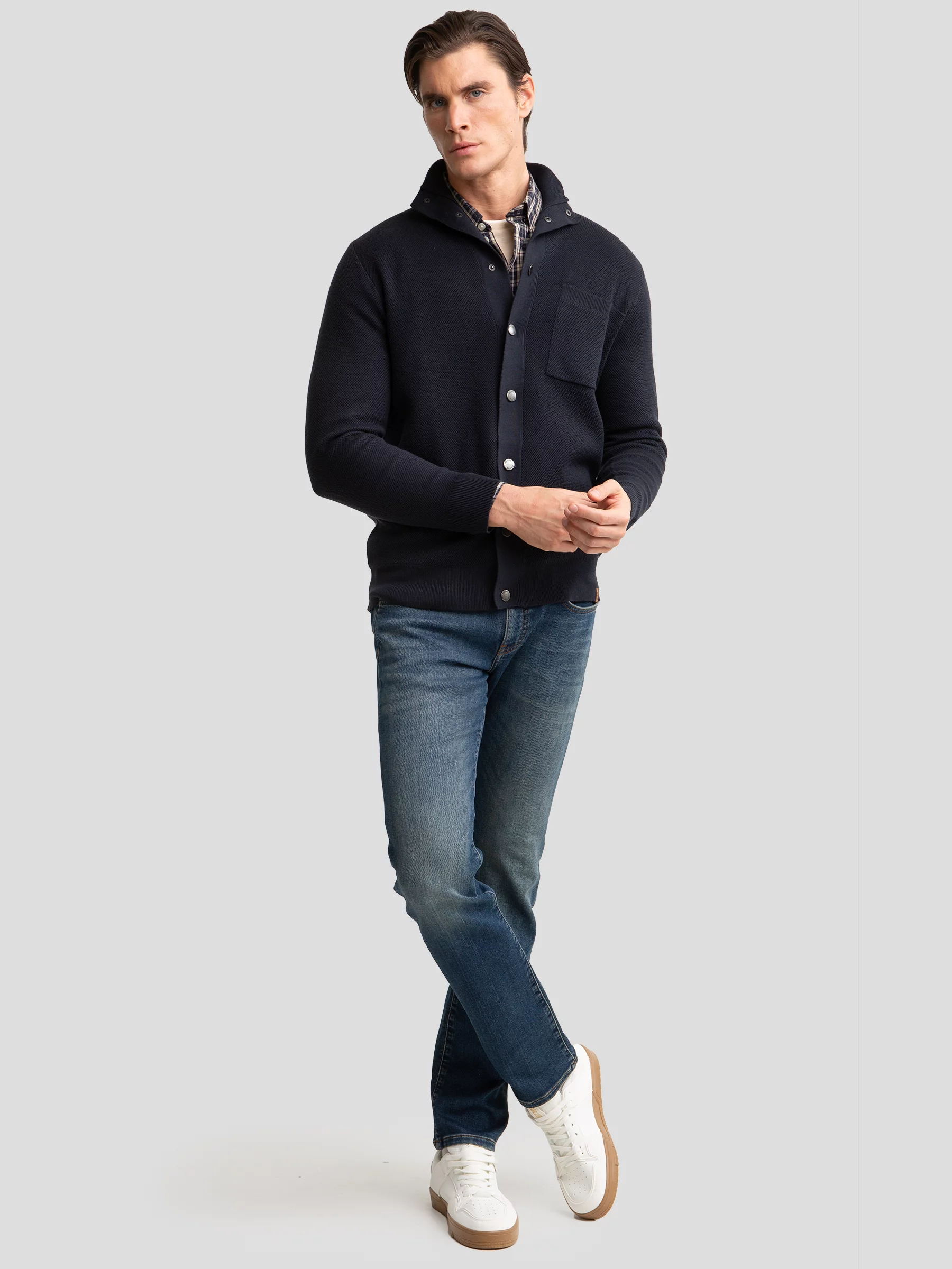 Sneakersy męskie z kontrastową podeszwą białe NN174093 101