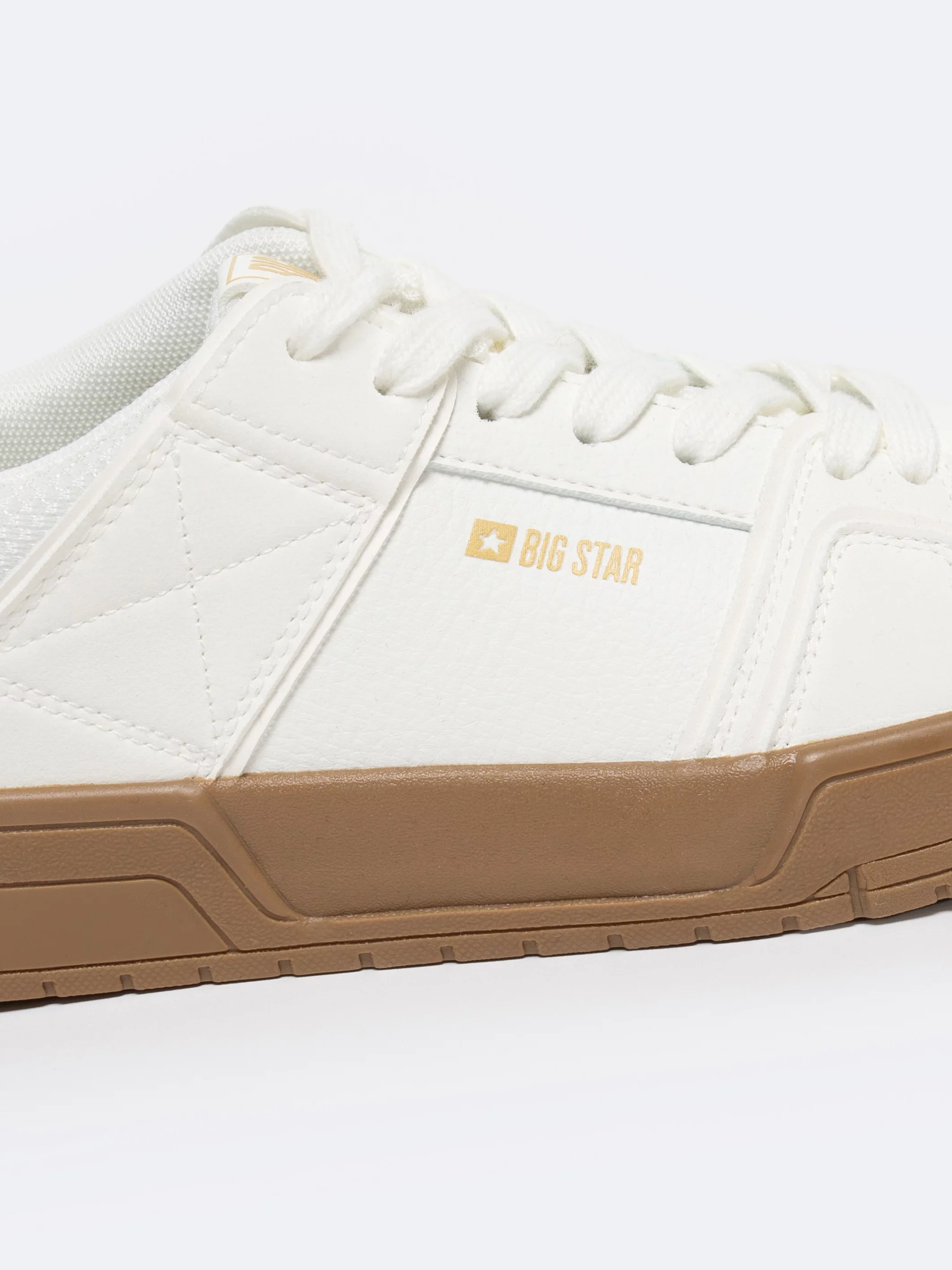 Sneakersy męskie z kontrastową podeszwą białe NN174093 101