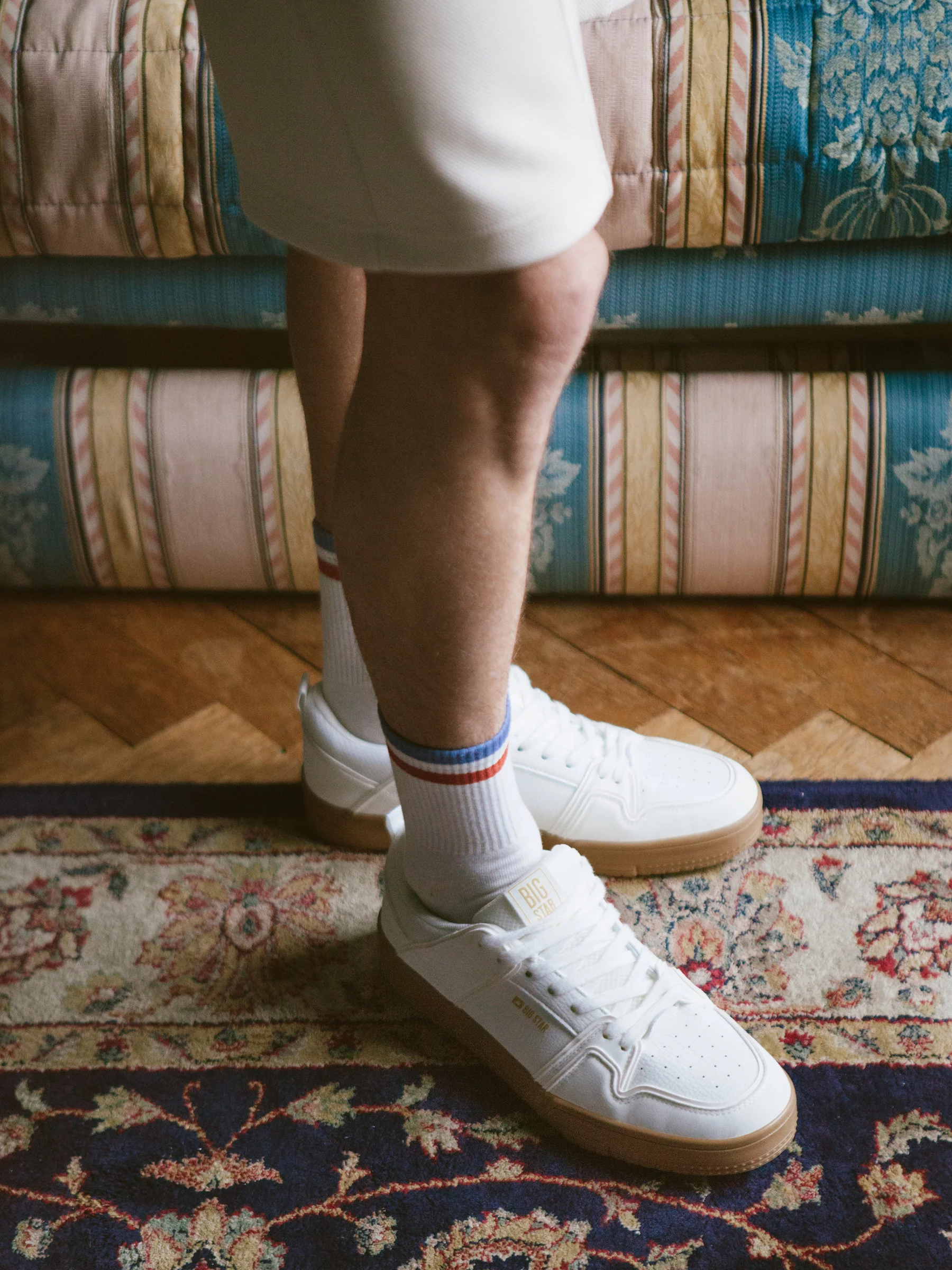 Sneakersy męskie z kontrastową podeszwą białe NN174093 101