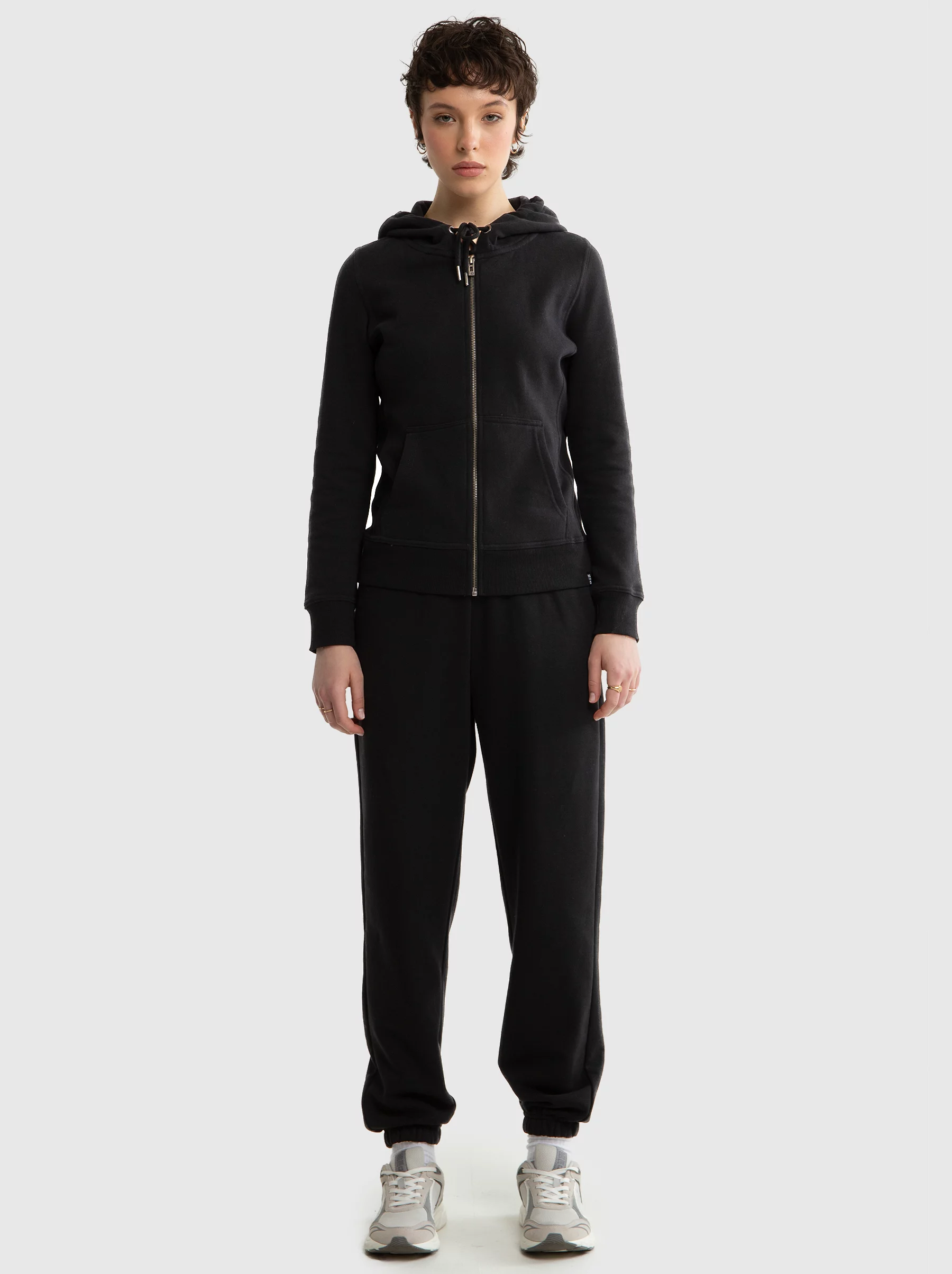 Spodnie damskie dresowe czarne Yeva 906