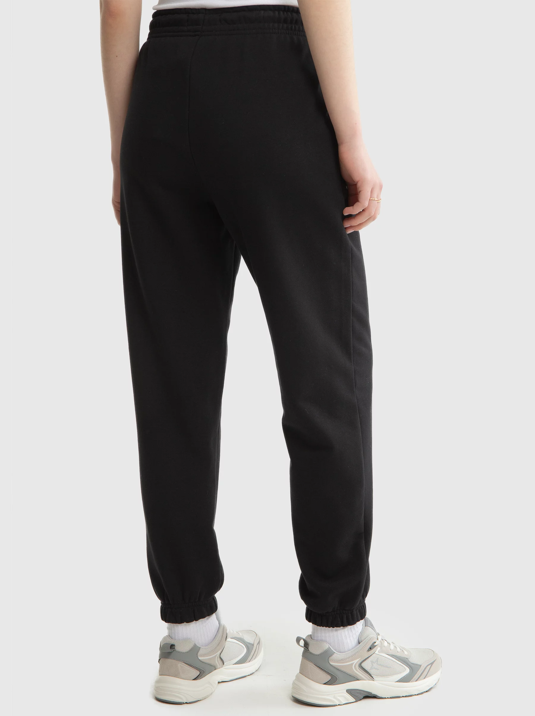 Spodnie damskie dresowe czarne Yeva 906