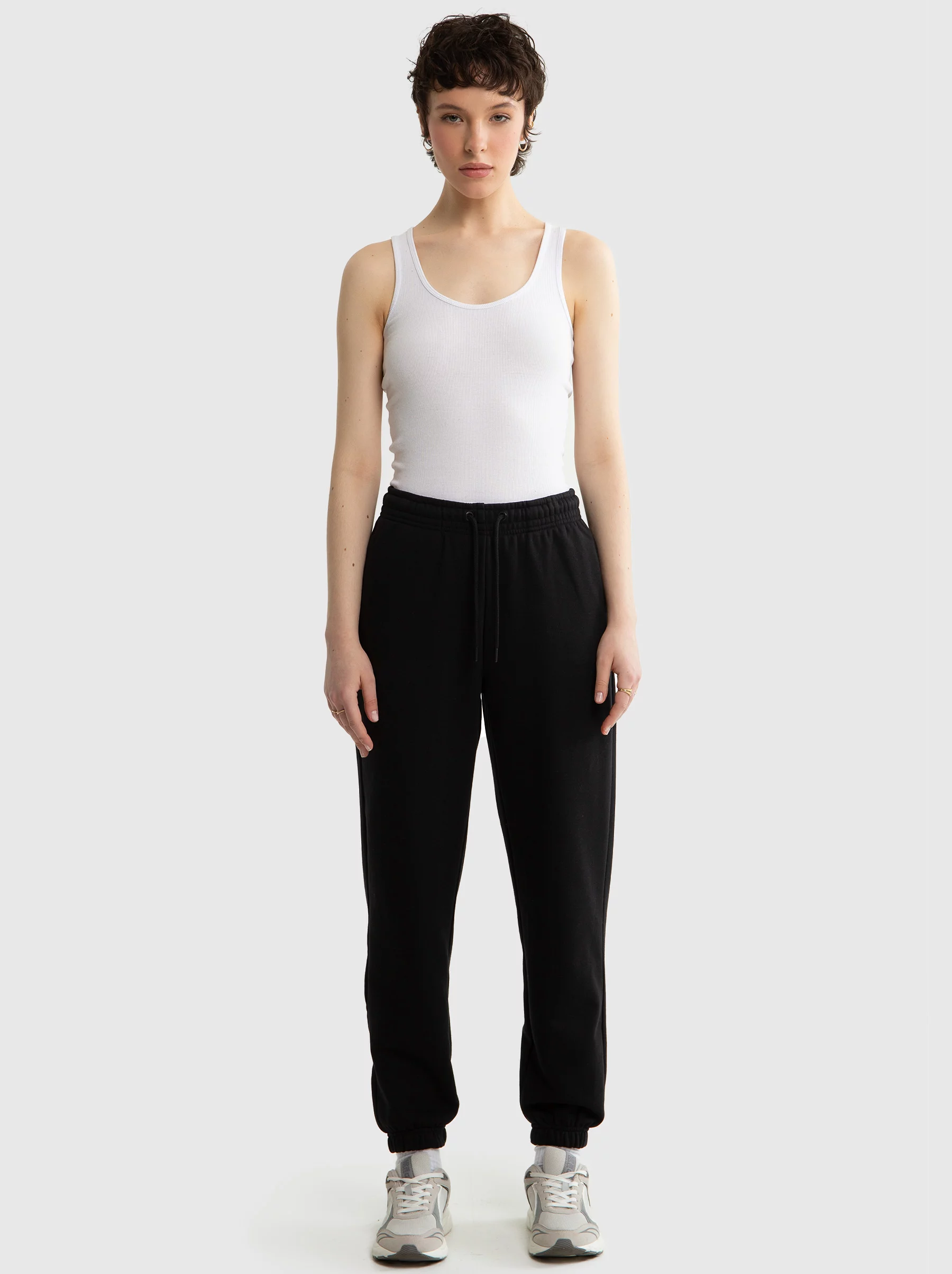 Spodnie damskie dresowe czarne Yeva 906