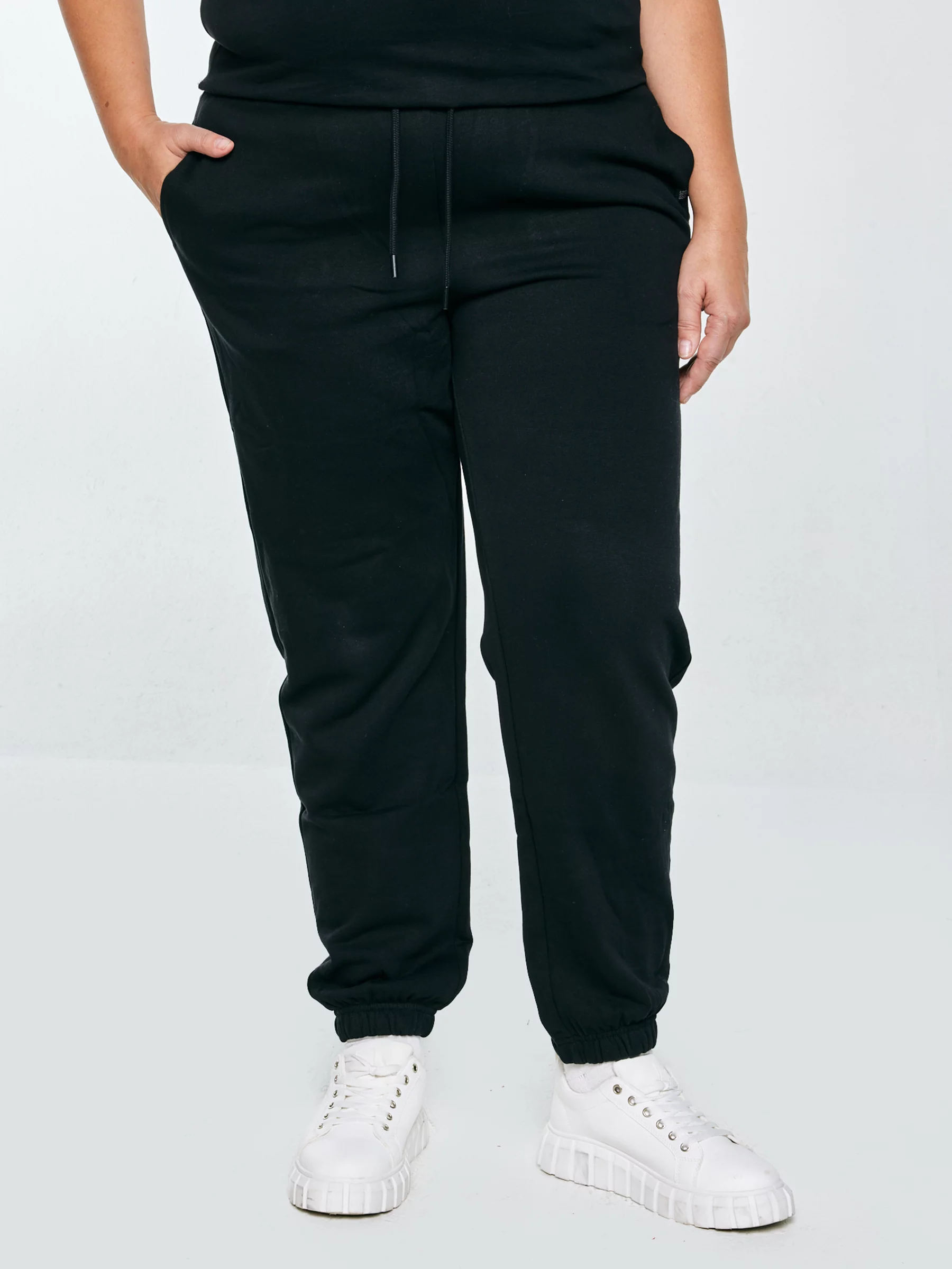 Spodnie damskie dresowe czarne Yeva 906