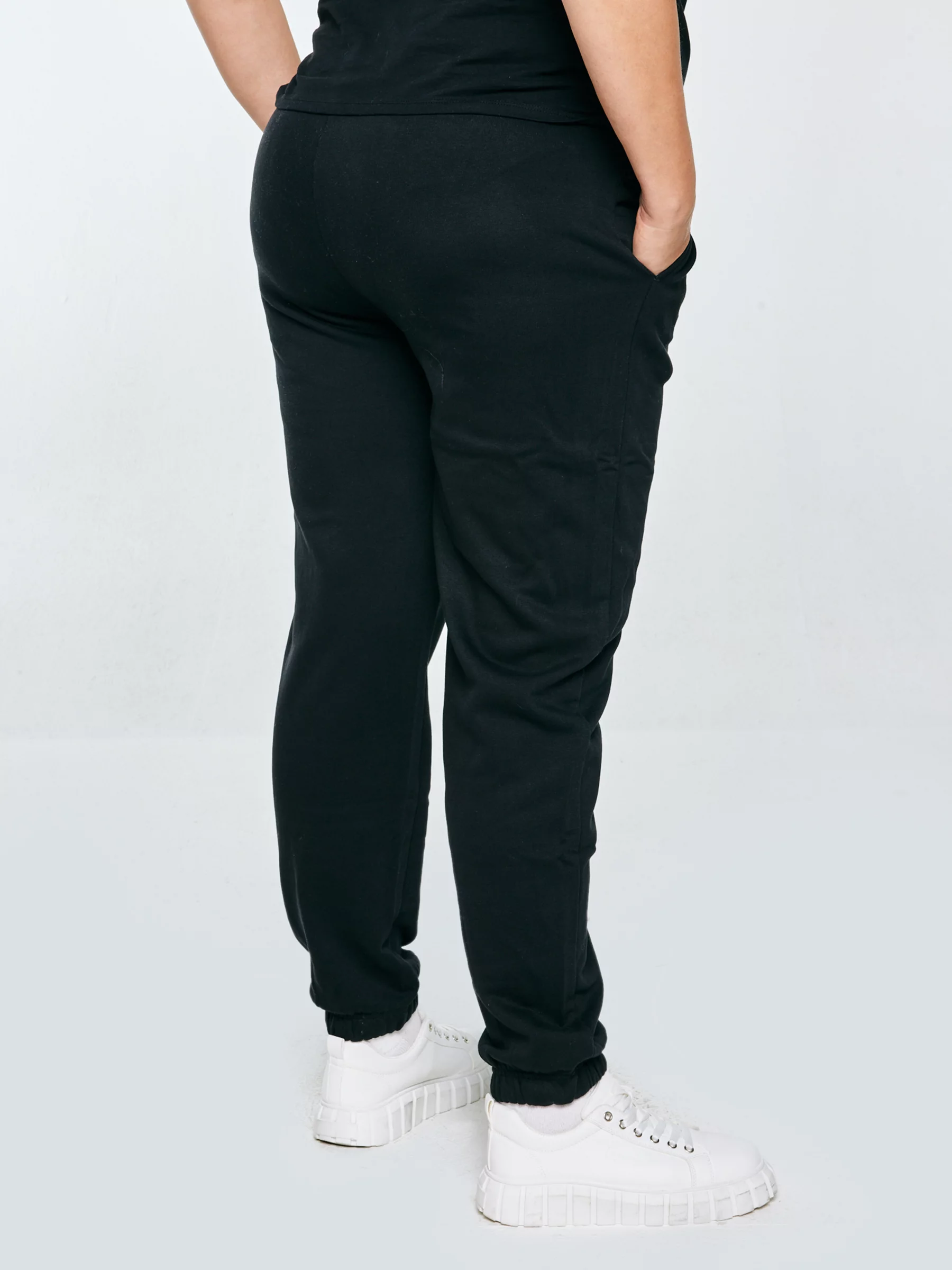 Spodnie damskie dresowe czarne Yeva 906