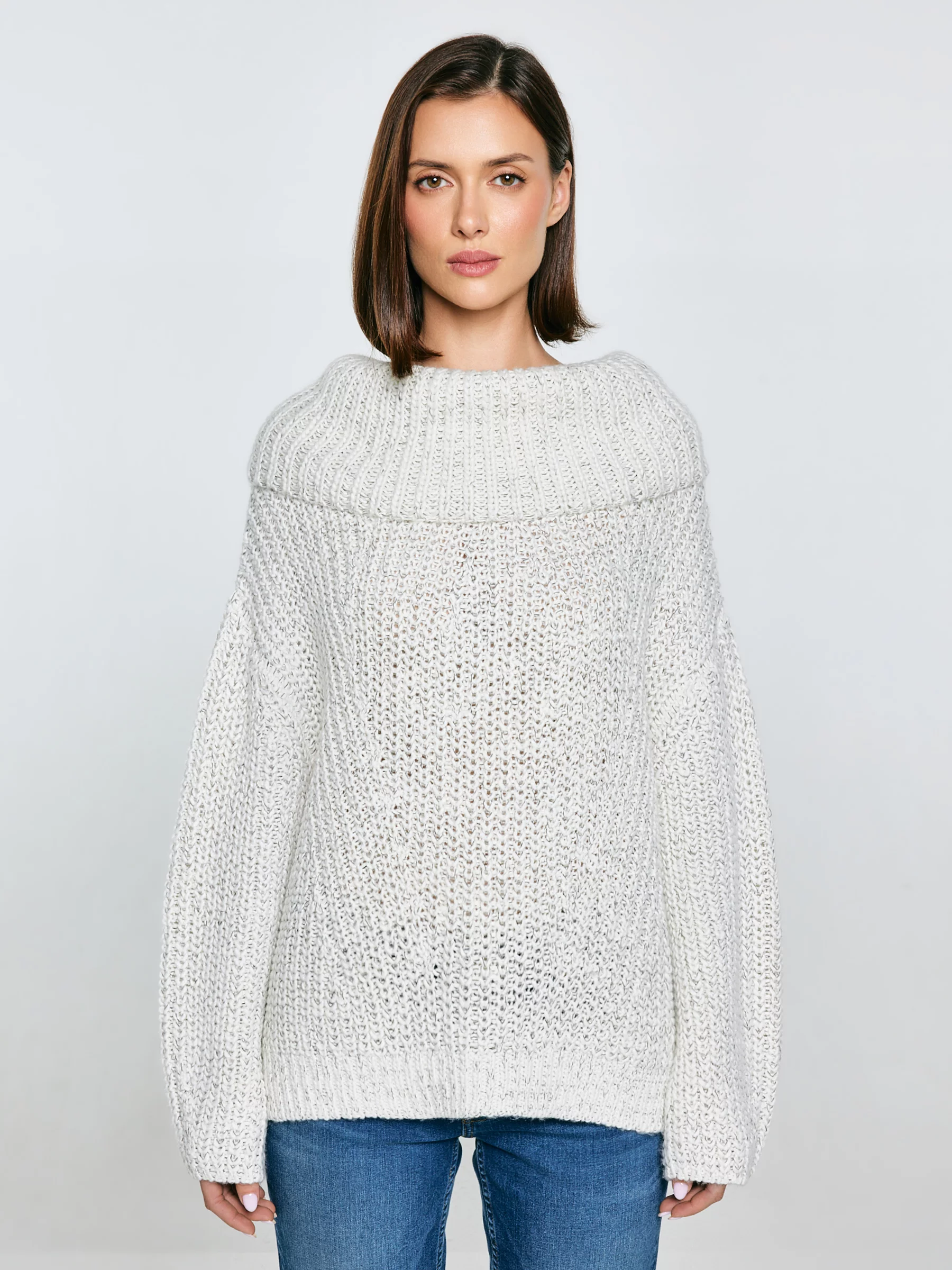 Sweter damski z obszernym golfem melanżowy biały Magdalena 100