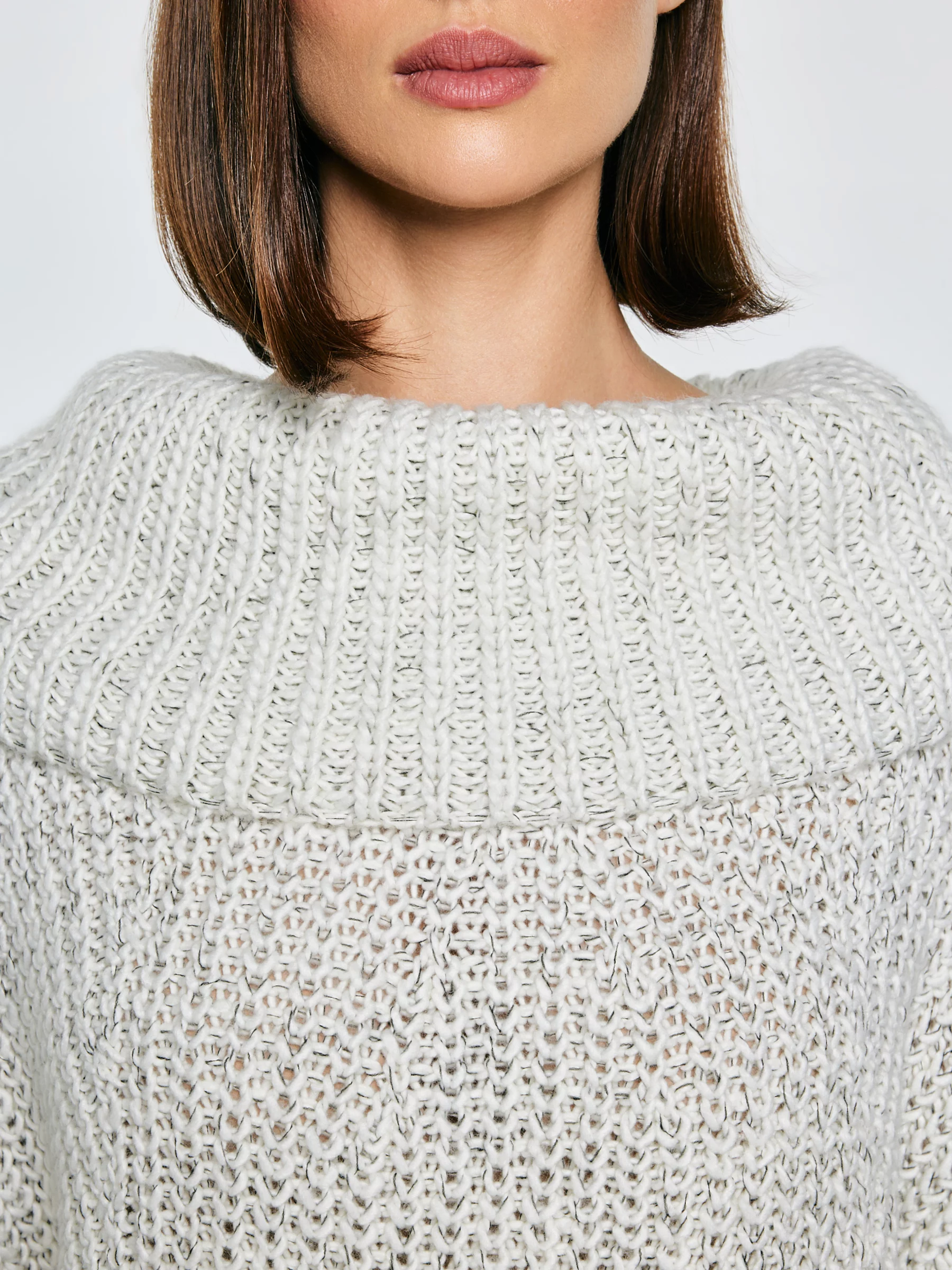 Sweter damski z obszernym golfem melanżowy biały Magdalena 100