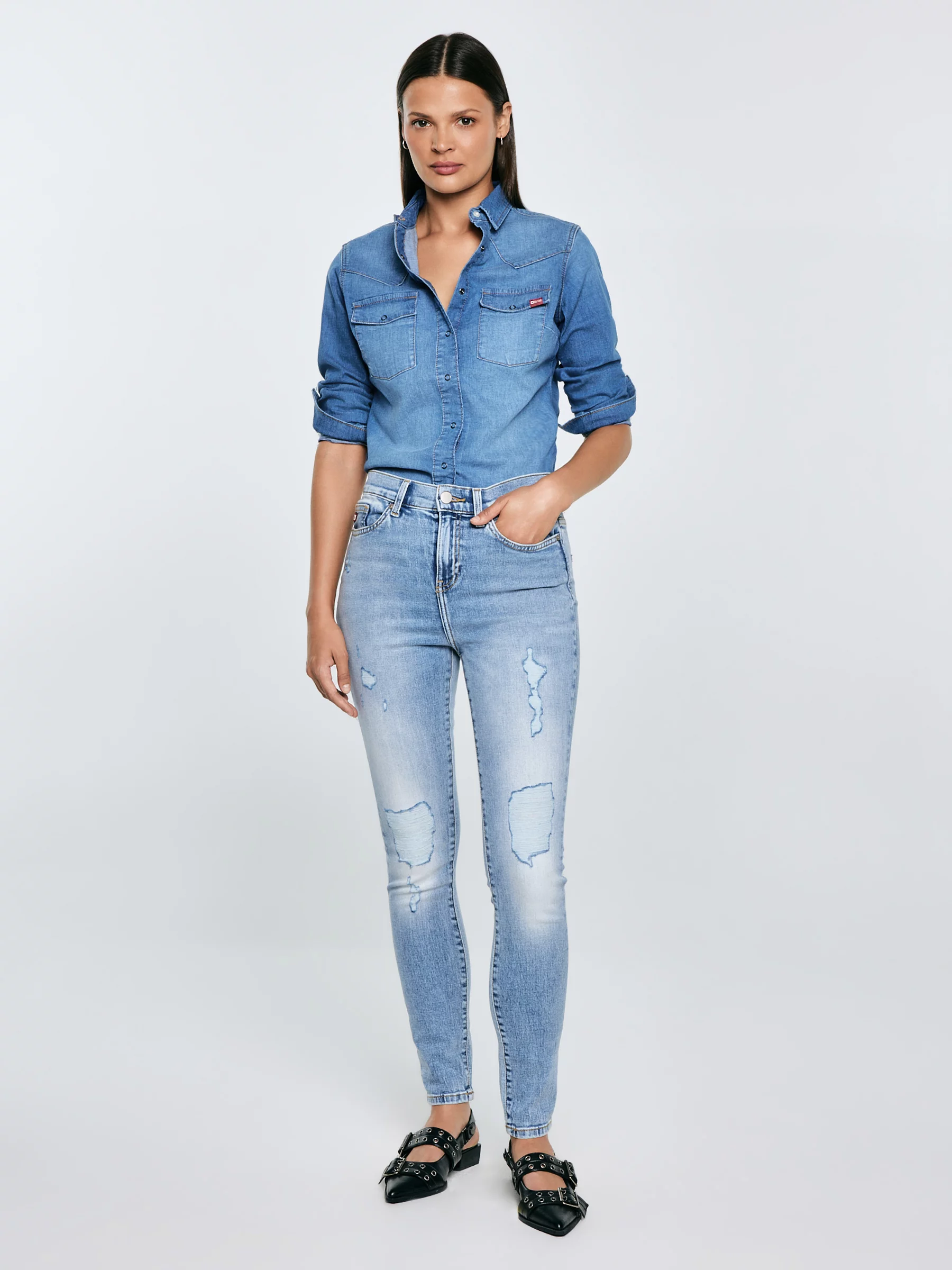 Jeansy damskie z wysokim stanem z przetarciami jasnoniebieskie Adela High Waist 156