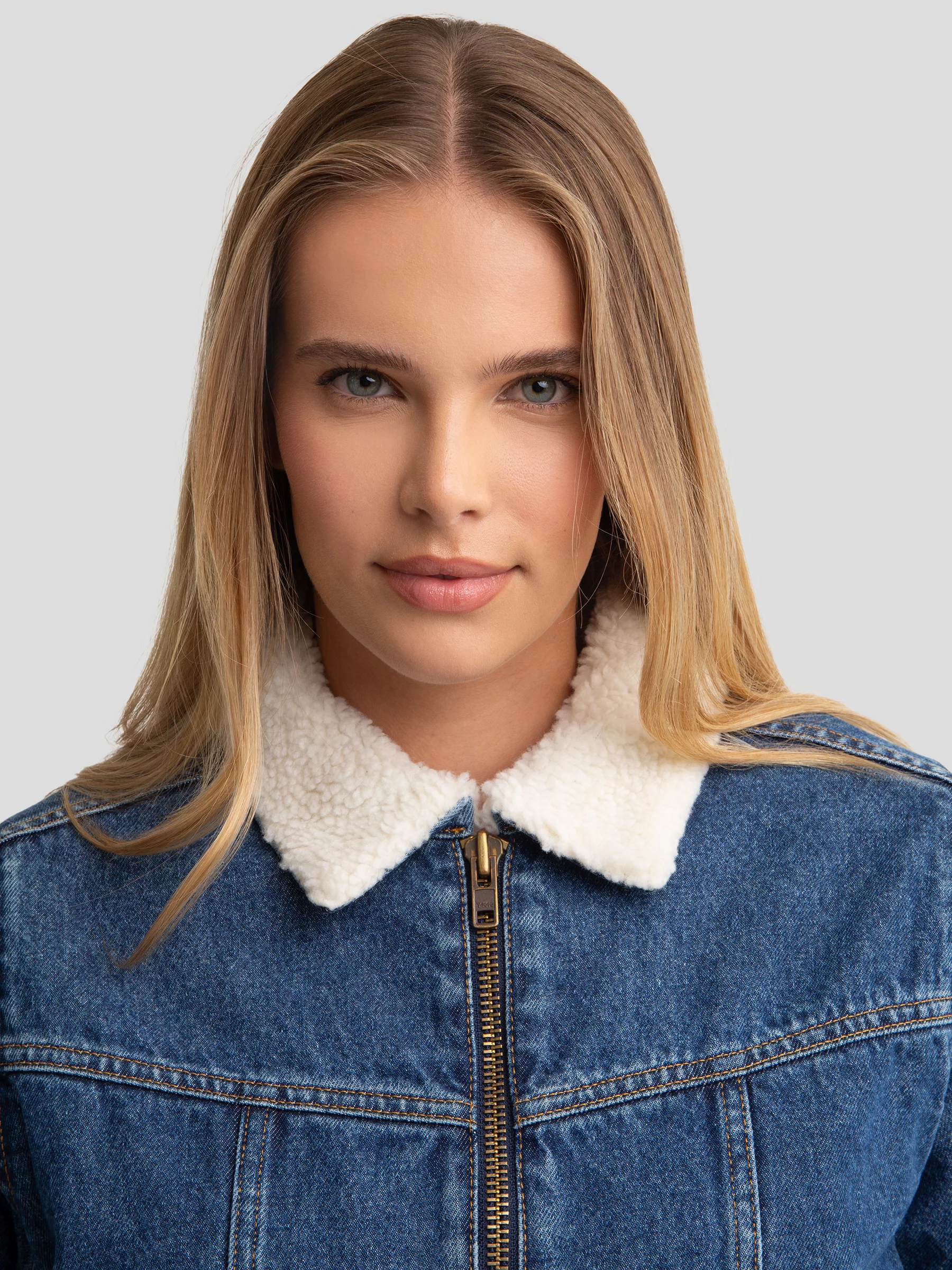Kurtka damska jeansowa ocieplana zapinana na zamek niebieska Freya 768