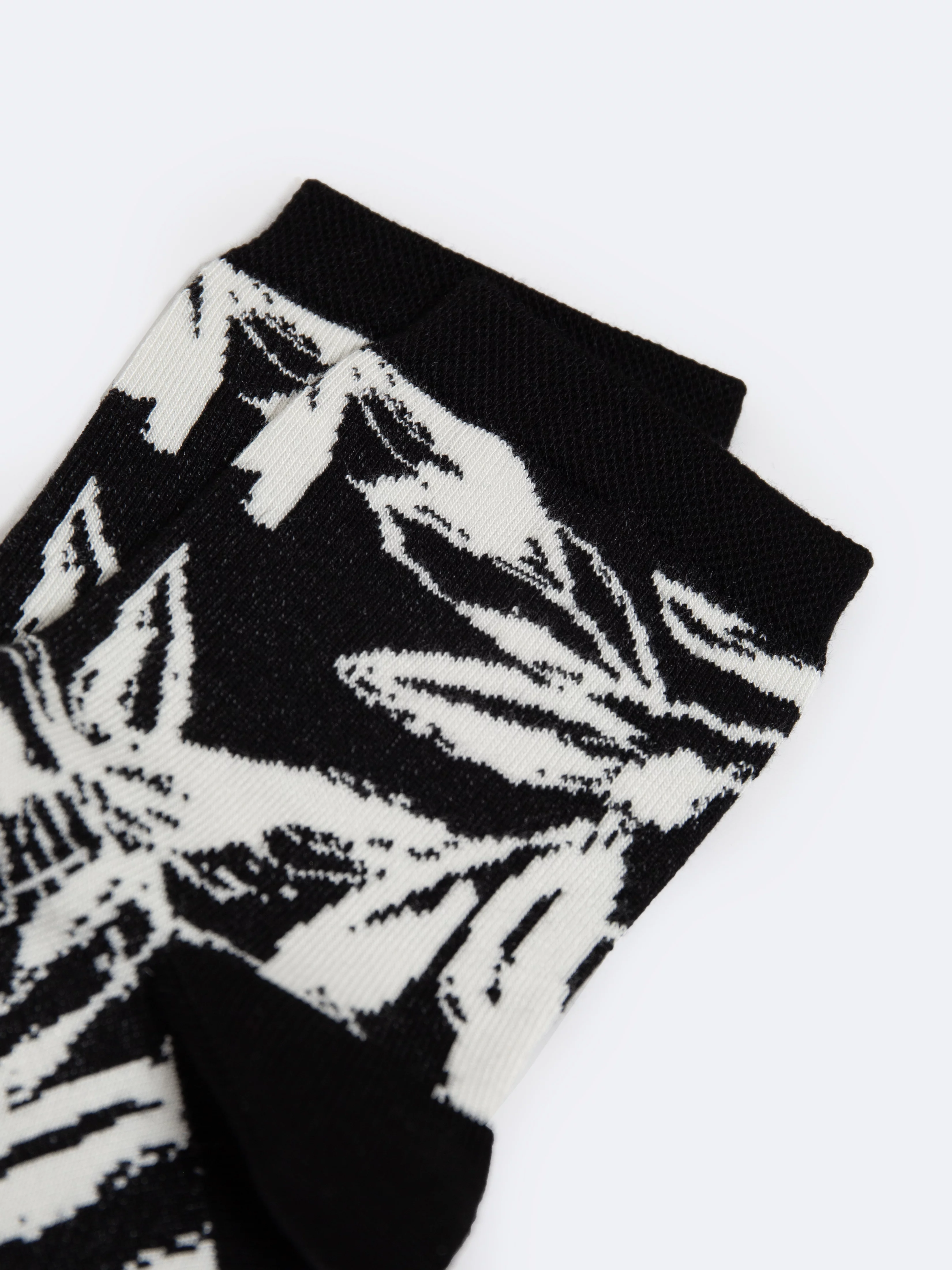 Skarpety damskie bambusowe z motywem kwiatowym czarne Floreta 906