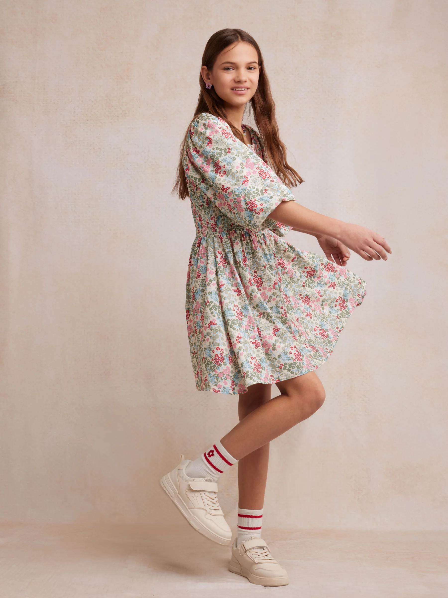 Sukienka dziewczęca z wiskozy z motywem kwiatowym Darta 000