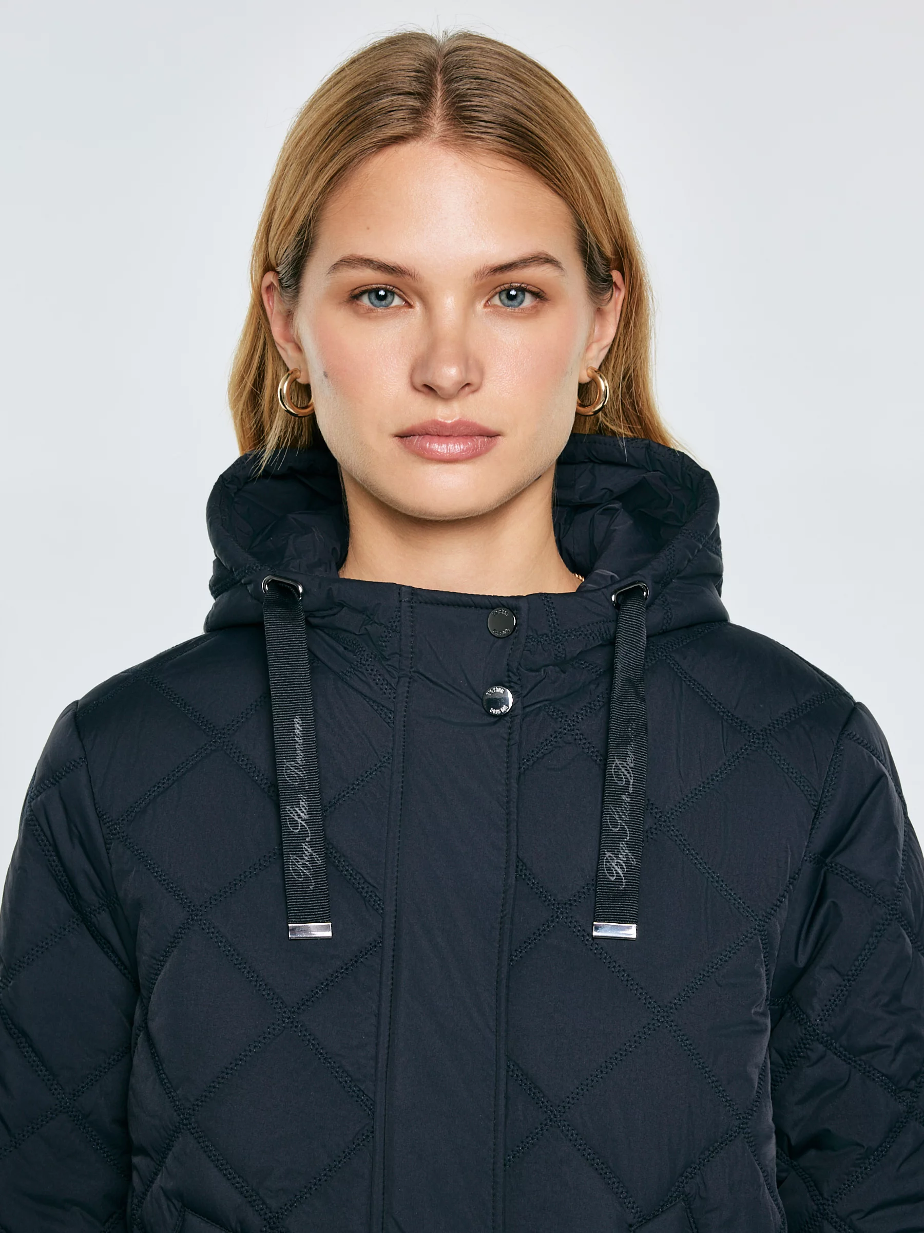 Kurtka damska pikowana z kapturem czarna Wynterina 906