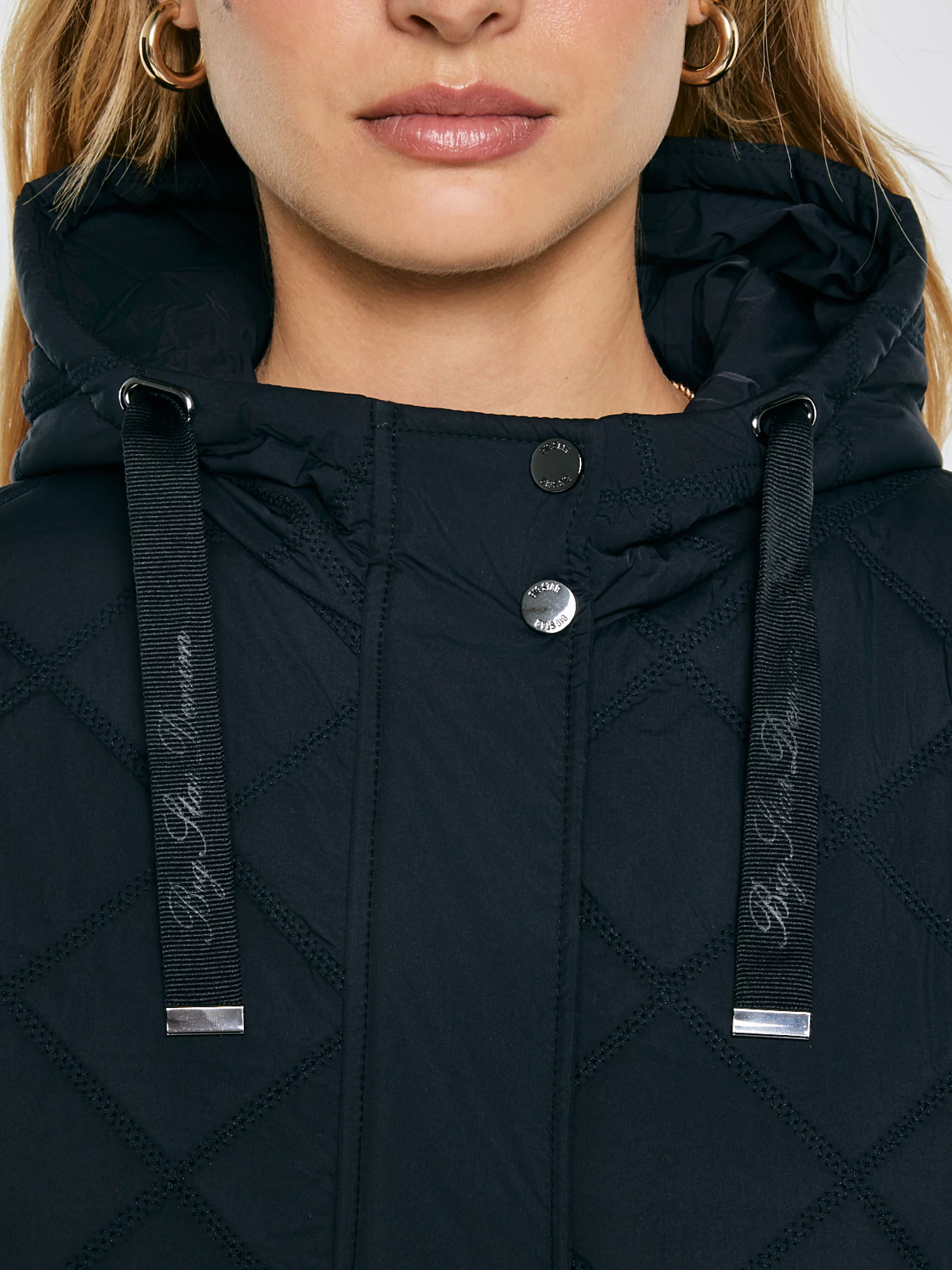 Kurtka damska pikowana z kapturem czarna Wynterina 906