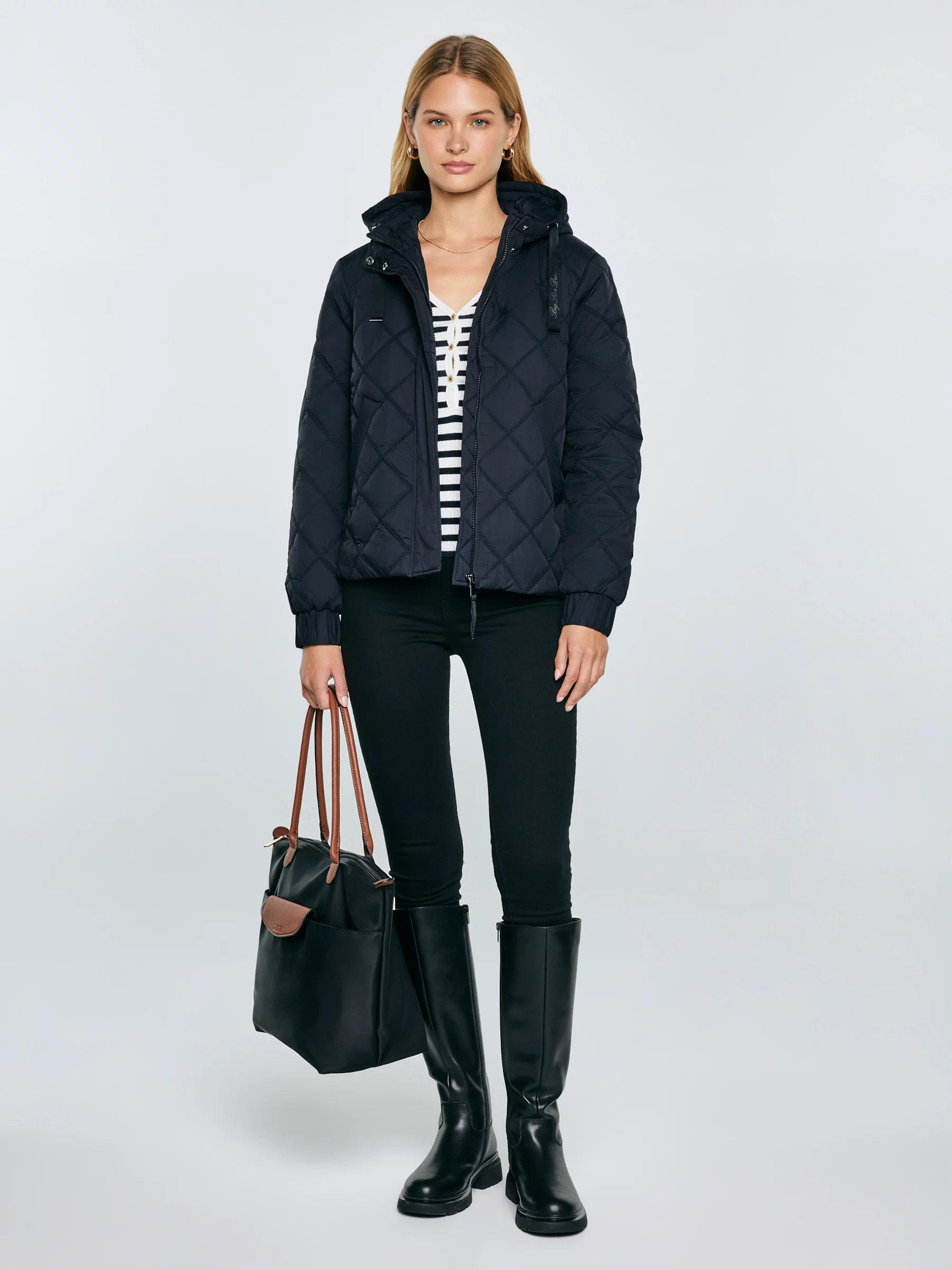 Kurtka damska pikowana z kapturem czarna Wynterina 906