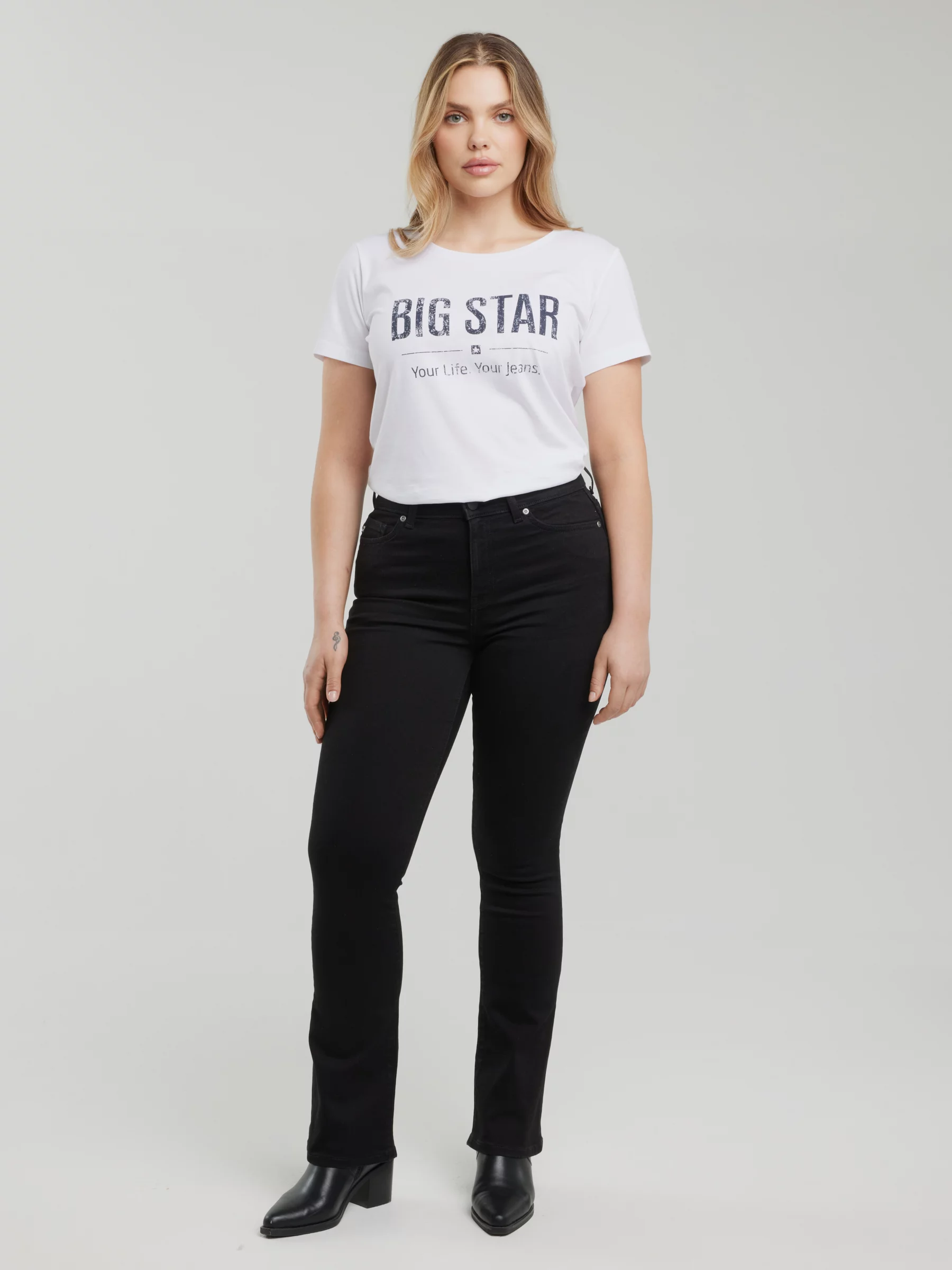 Koszulka damska o klasycznym kroju biała Brunona 101