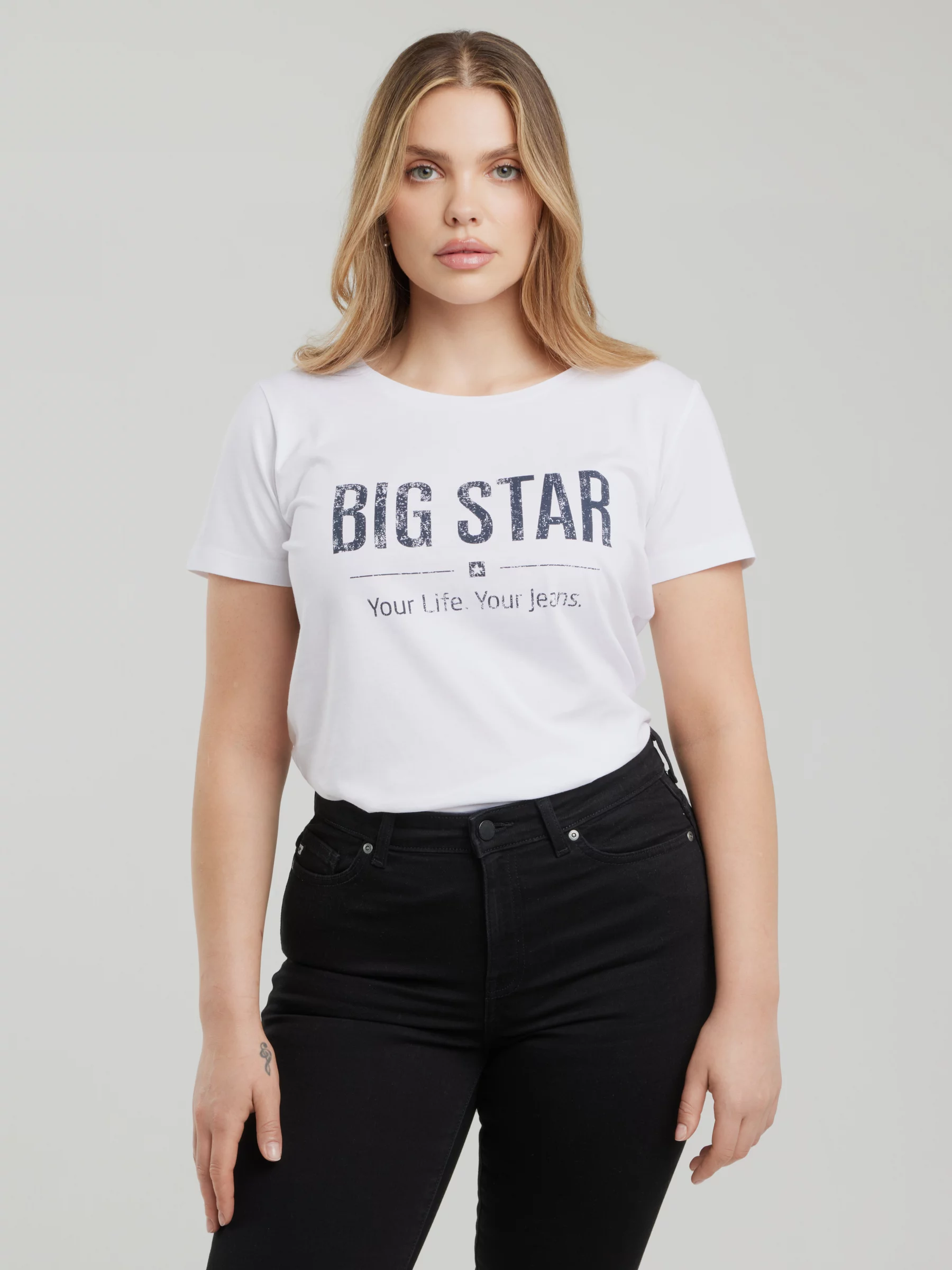 Koszulka damska o klasycznym kroju biała Brunona 101