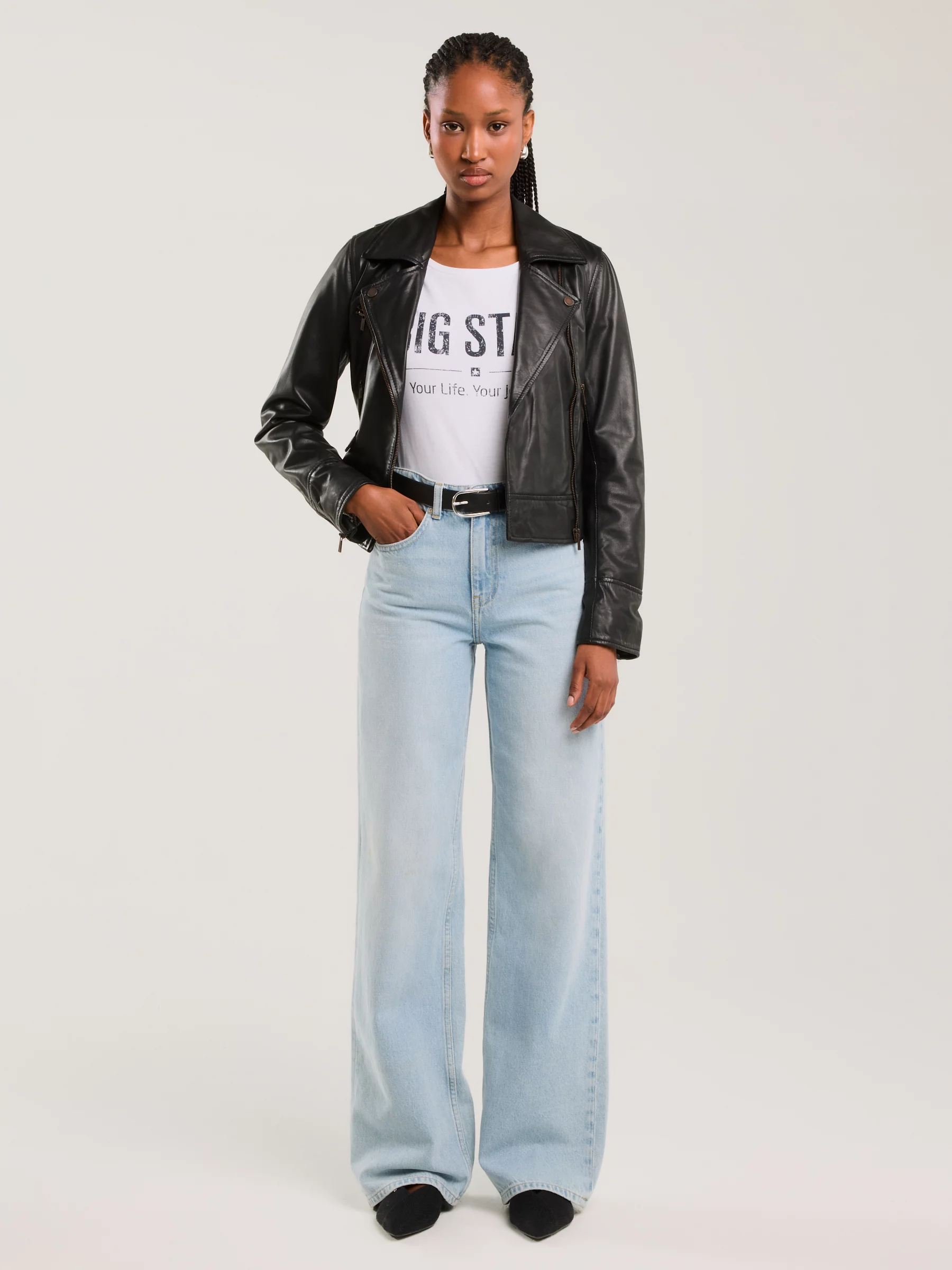 Koszulka damska o klasycznym kroju biała Brunona 101