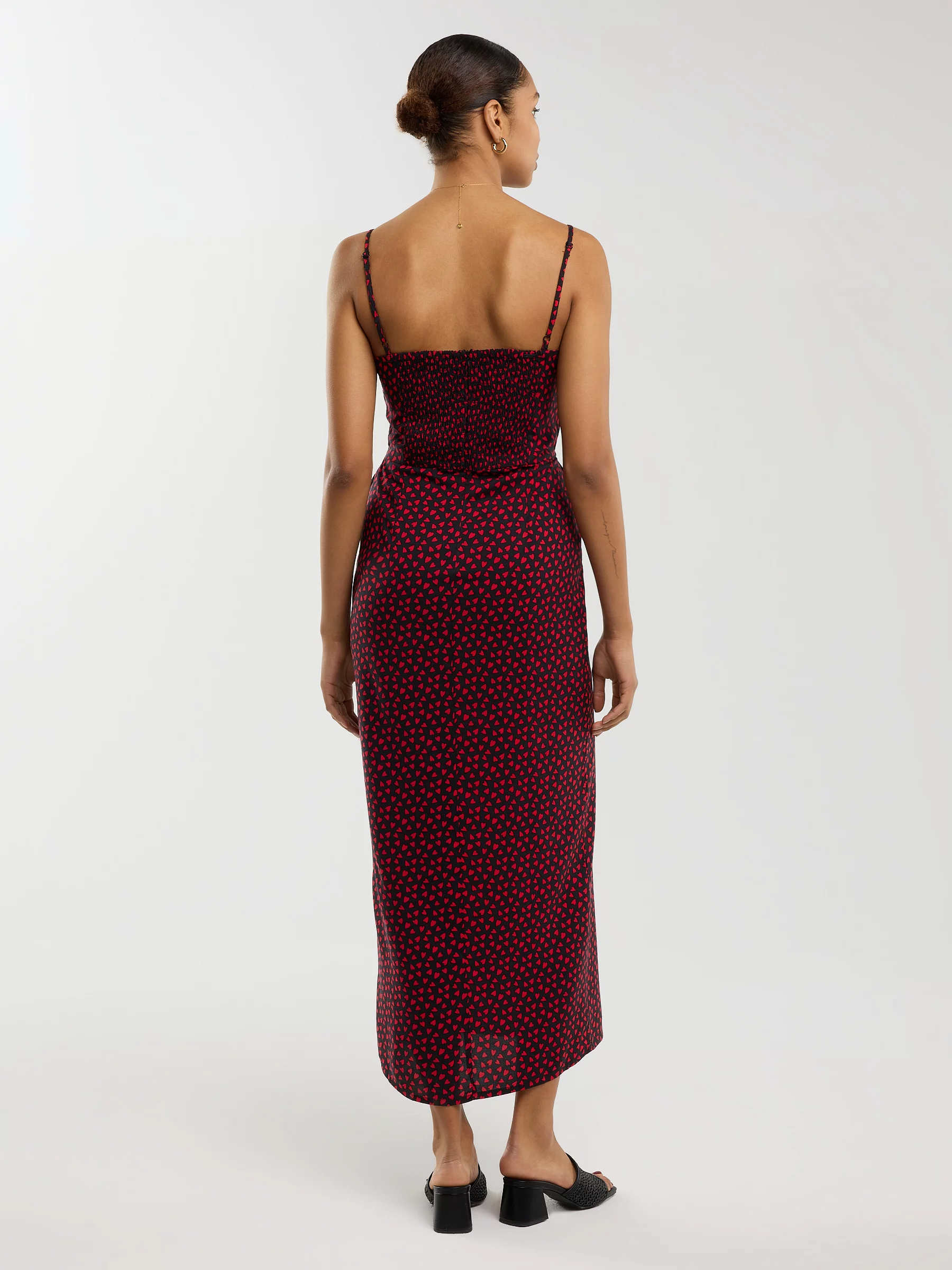 Sukienka damska midi z wiskozy na ramiączkach w serduszka czarna Frema 906