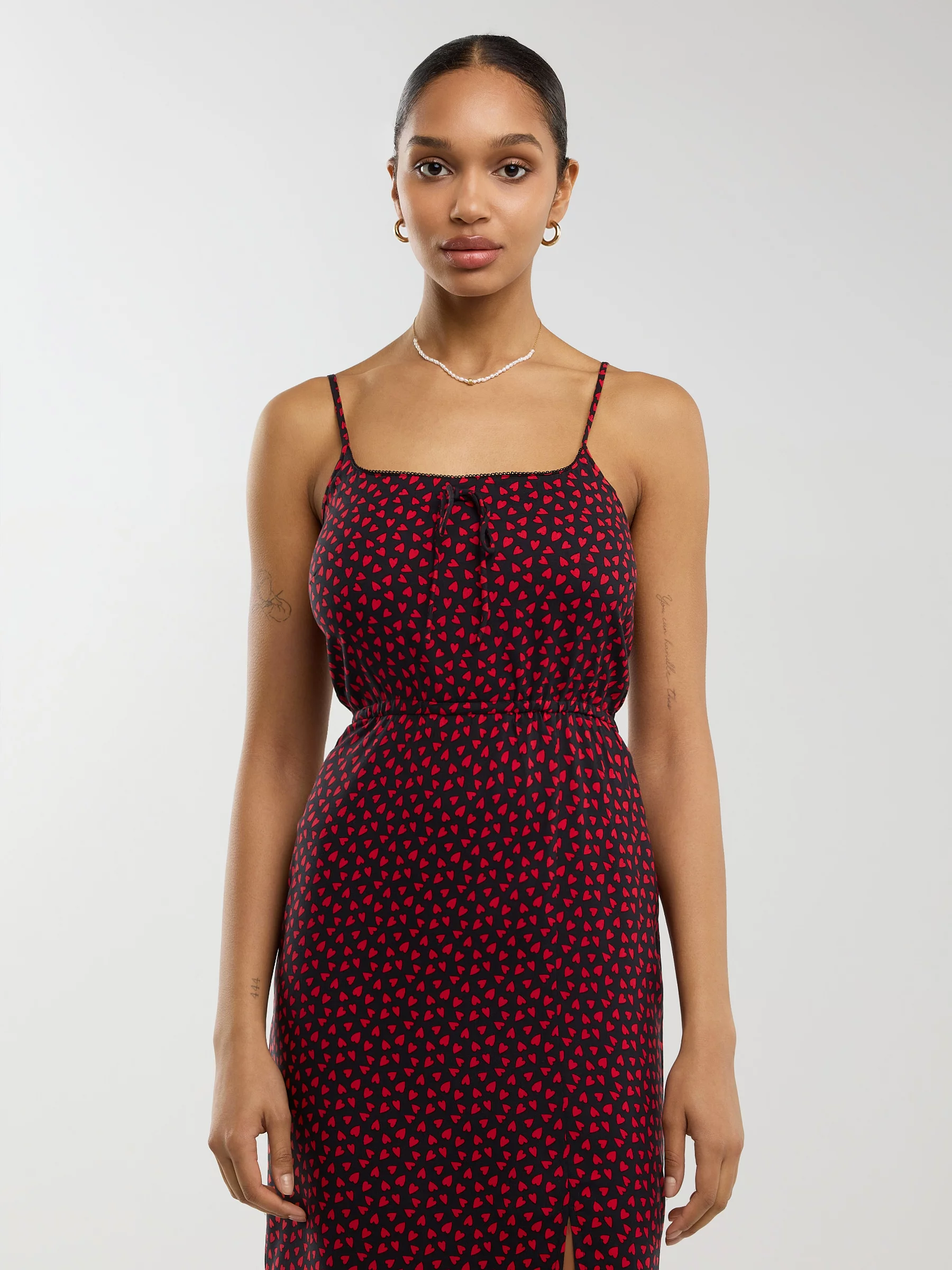 Sukienka damska midi z wiskozy na ramiączkach w serduszka czarna Frema 906