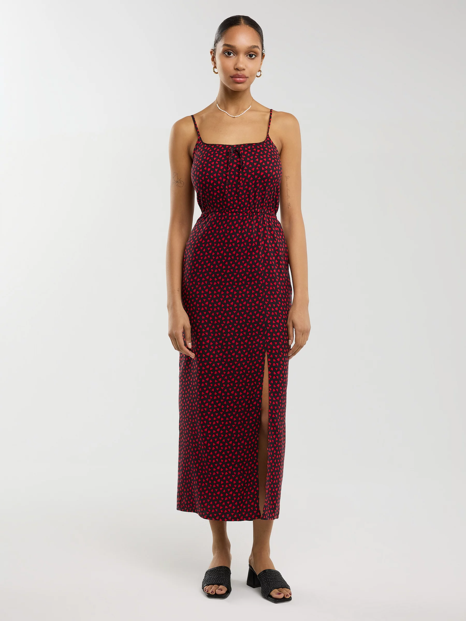 Sukienka damska midi z wiskozy na ramiączkach w serduszka czarna Frema 906