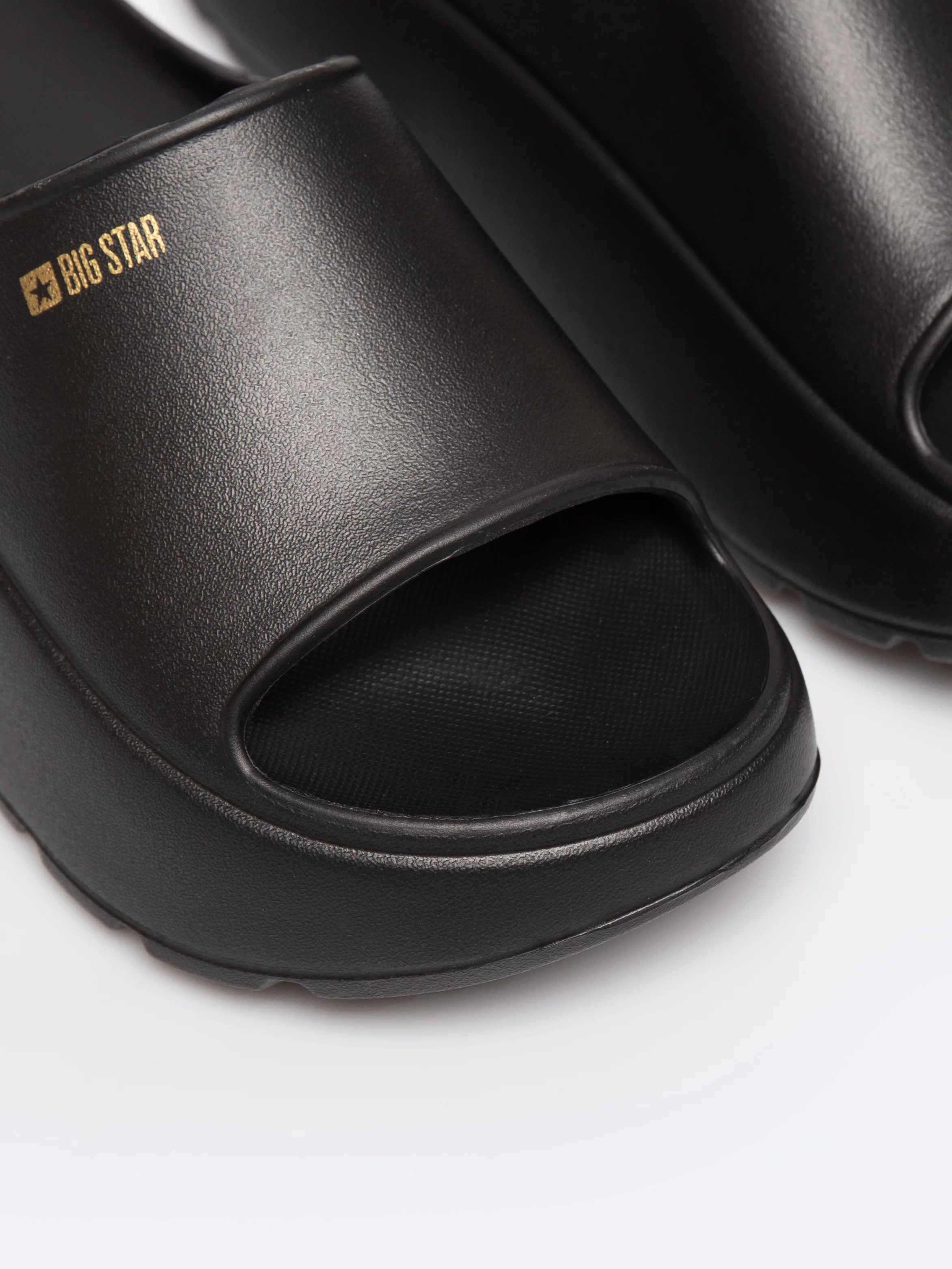 Klapki damskie na podwyższonej podeszwie czarne RR274A567 906