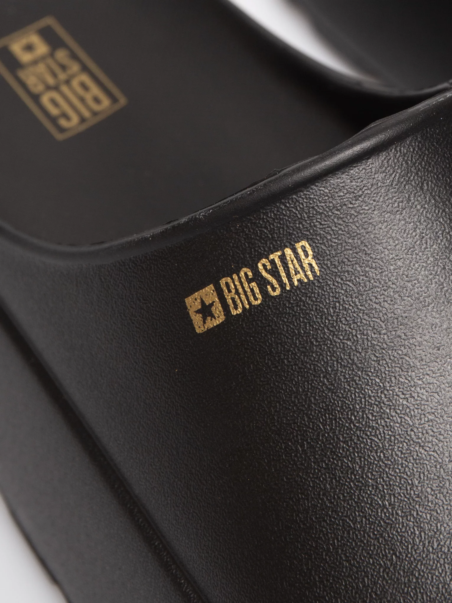 Klapki damskie na podwyższonej podeszwie czarne RR274A567 906