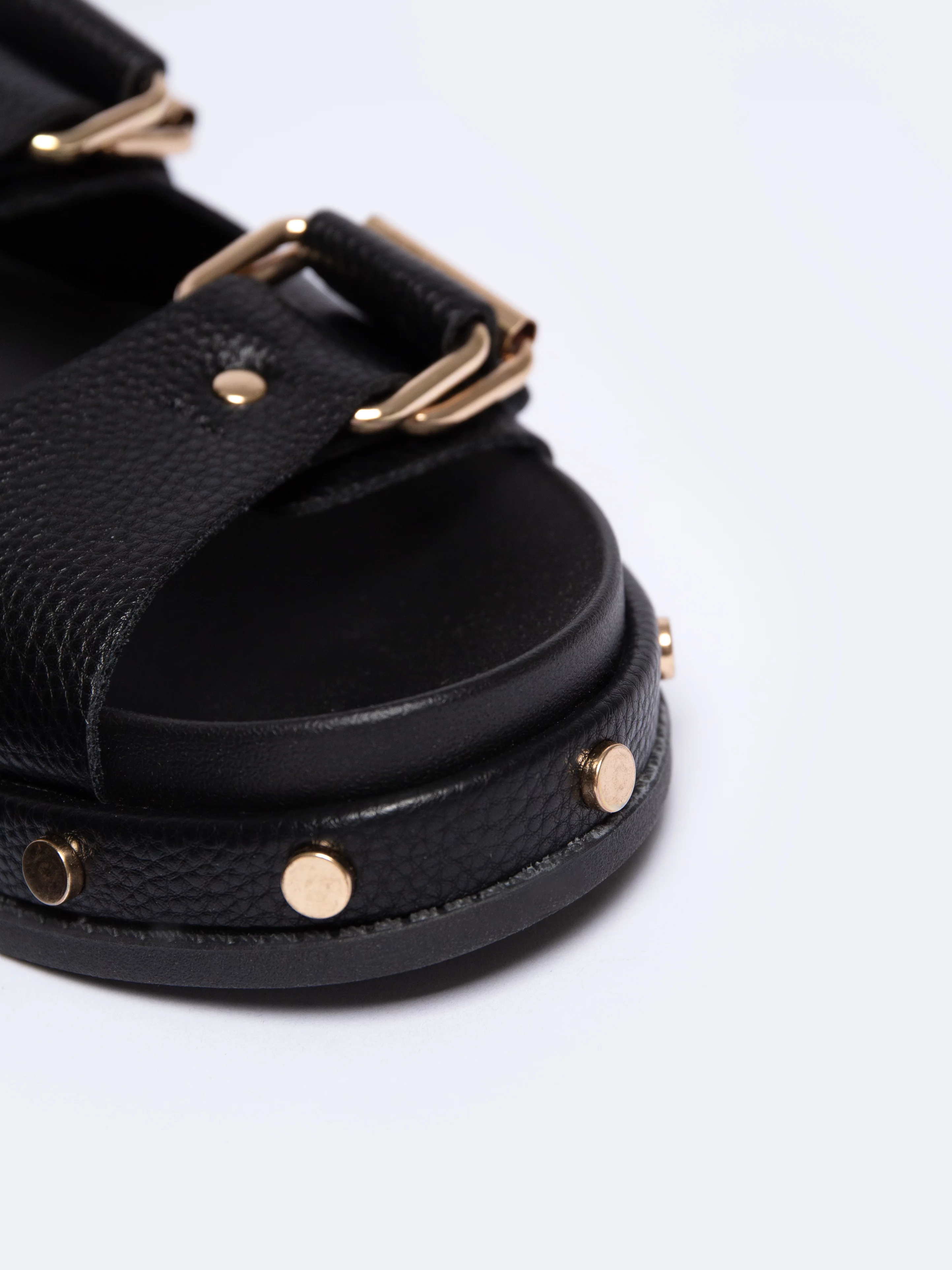 Klapki damskie na podwyższonej podeszwie czarne NN274082 906