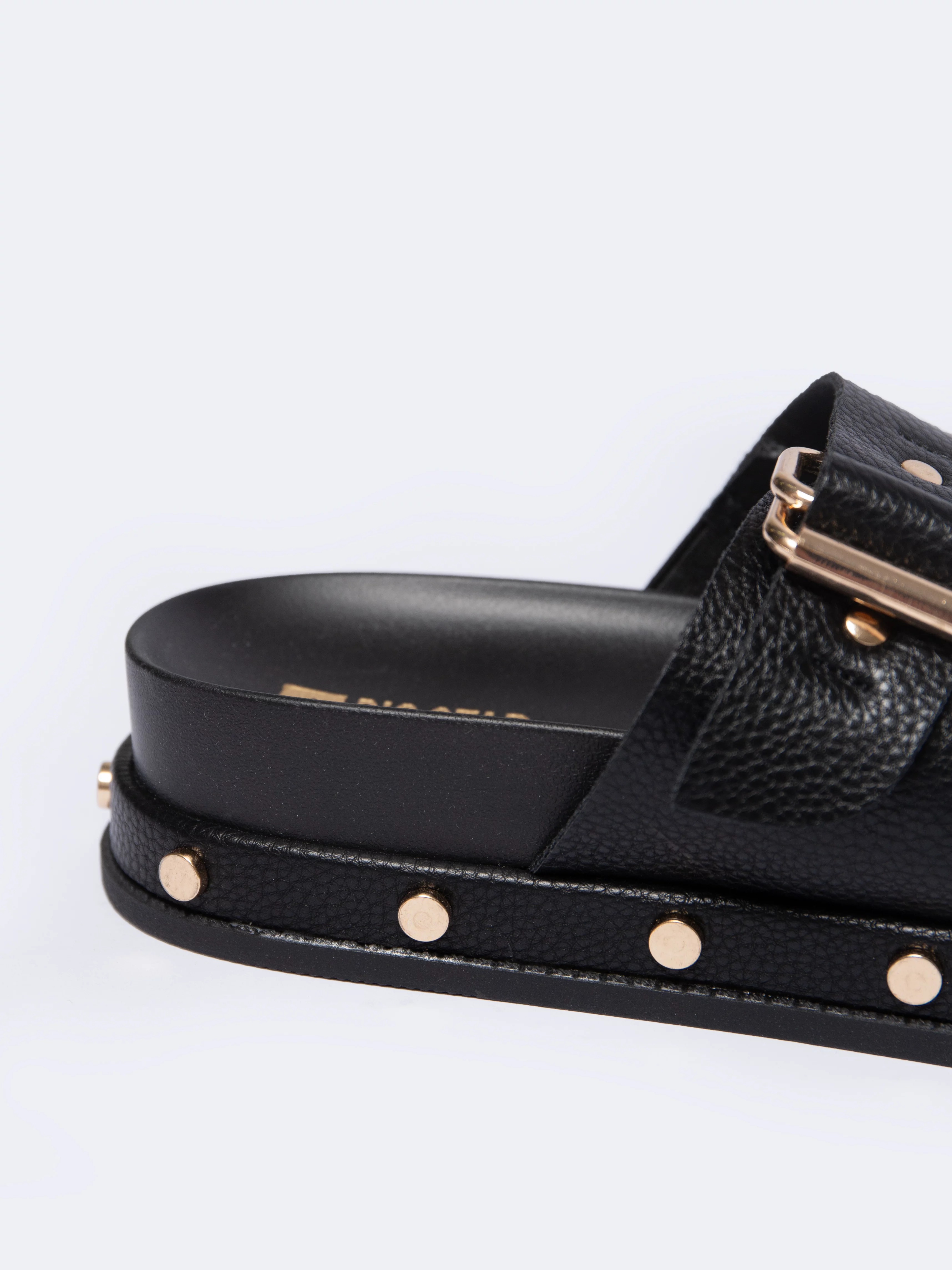 Klapki damskie na podwyższonej podeszwie czarne NN274082 906