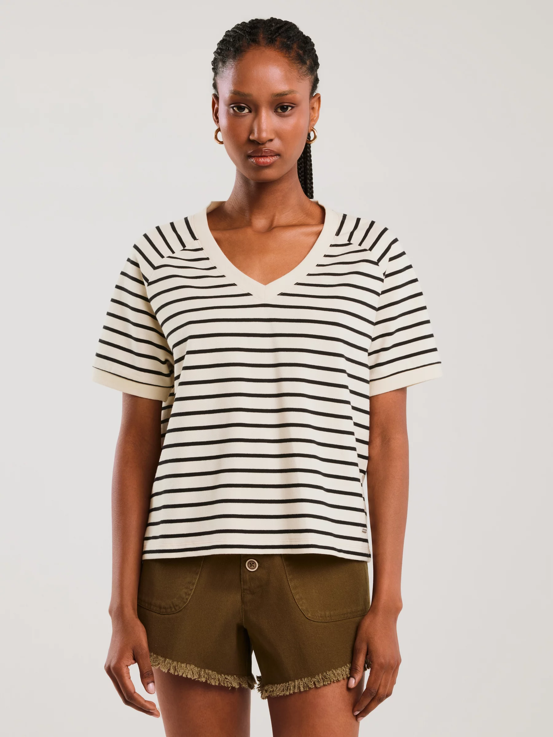 Koszulka damska z dekoltem v-neck w paski beżowo-czarna Lera 103