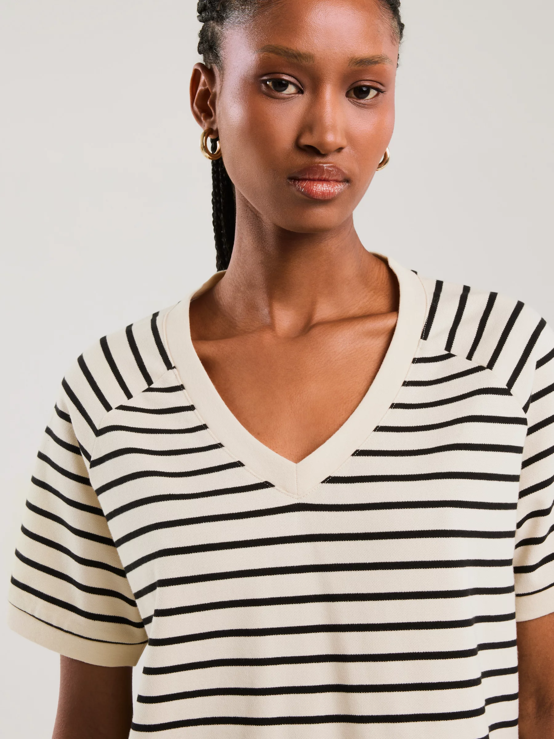 Koszulka damska z dekoltem v-neck w paski beżowo-czarna Lera 103