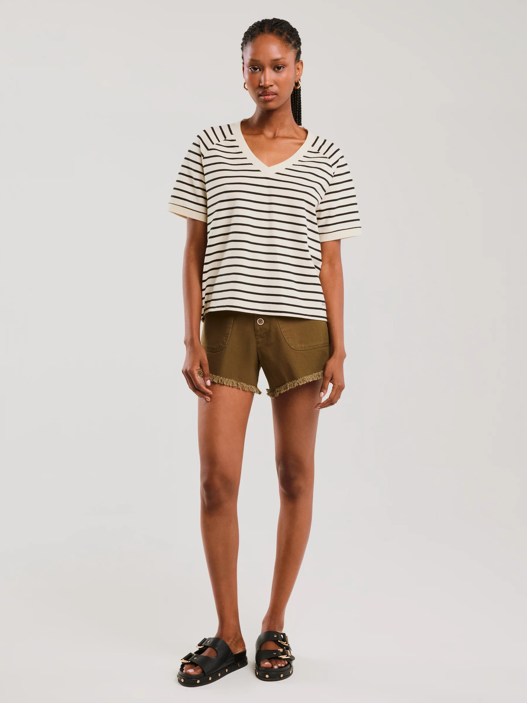 Koszulka damska z dekoltem v-neck w paski beżowo-czarna Lera 103