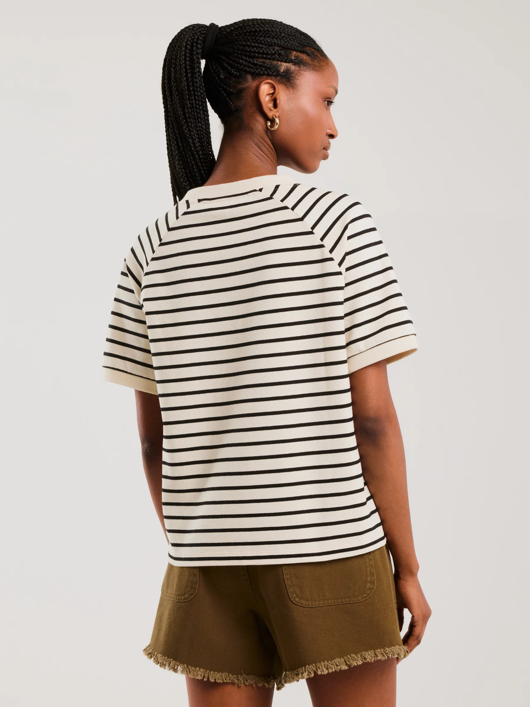 Koszulka damska z dekoltem v-neck w paski beżowo-czarna Lera 103