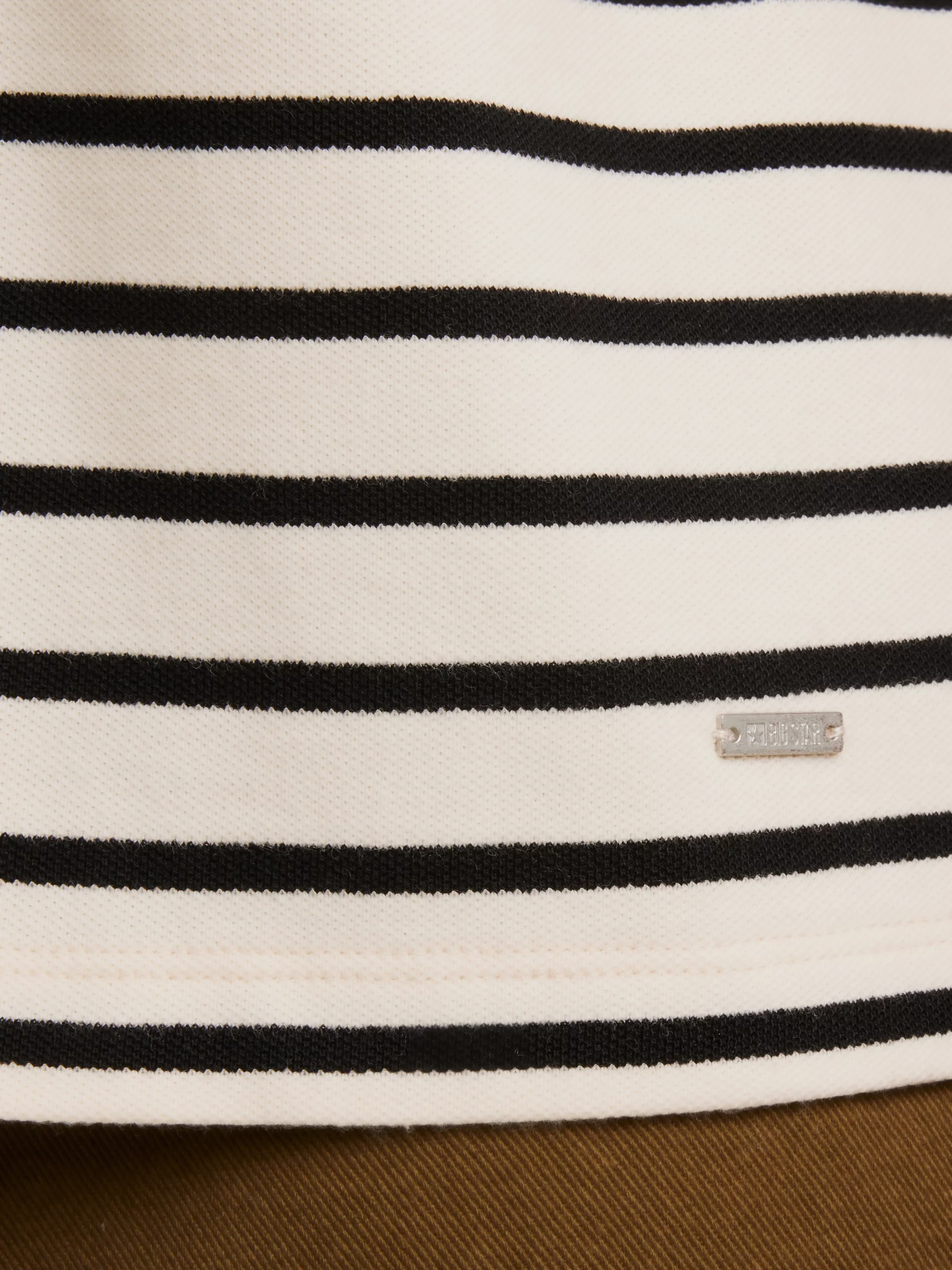 Koszulka damska z dekoltem v-neck w paski beżowo-czarna Lera 103