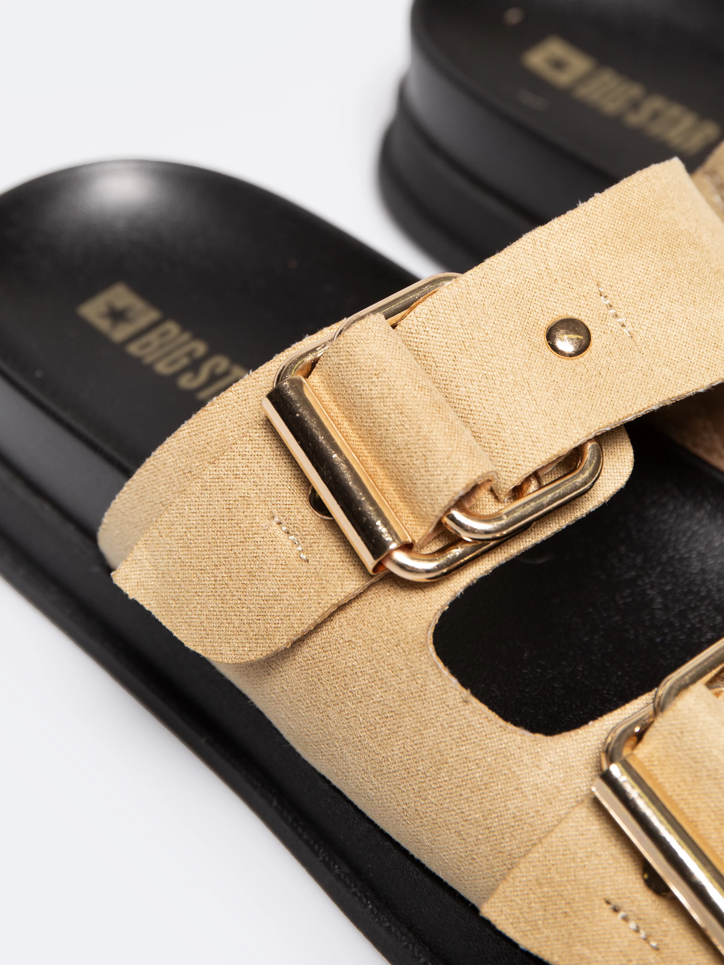 Klapki damskie na podwyższonej podeszwie beżowe RR274A601 801