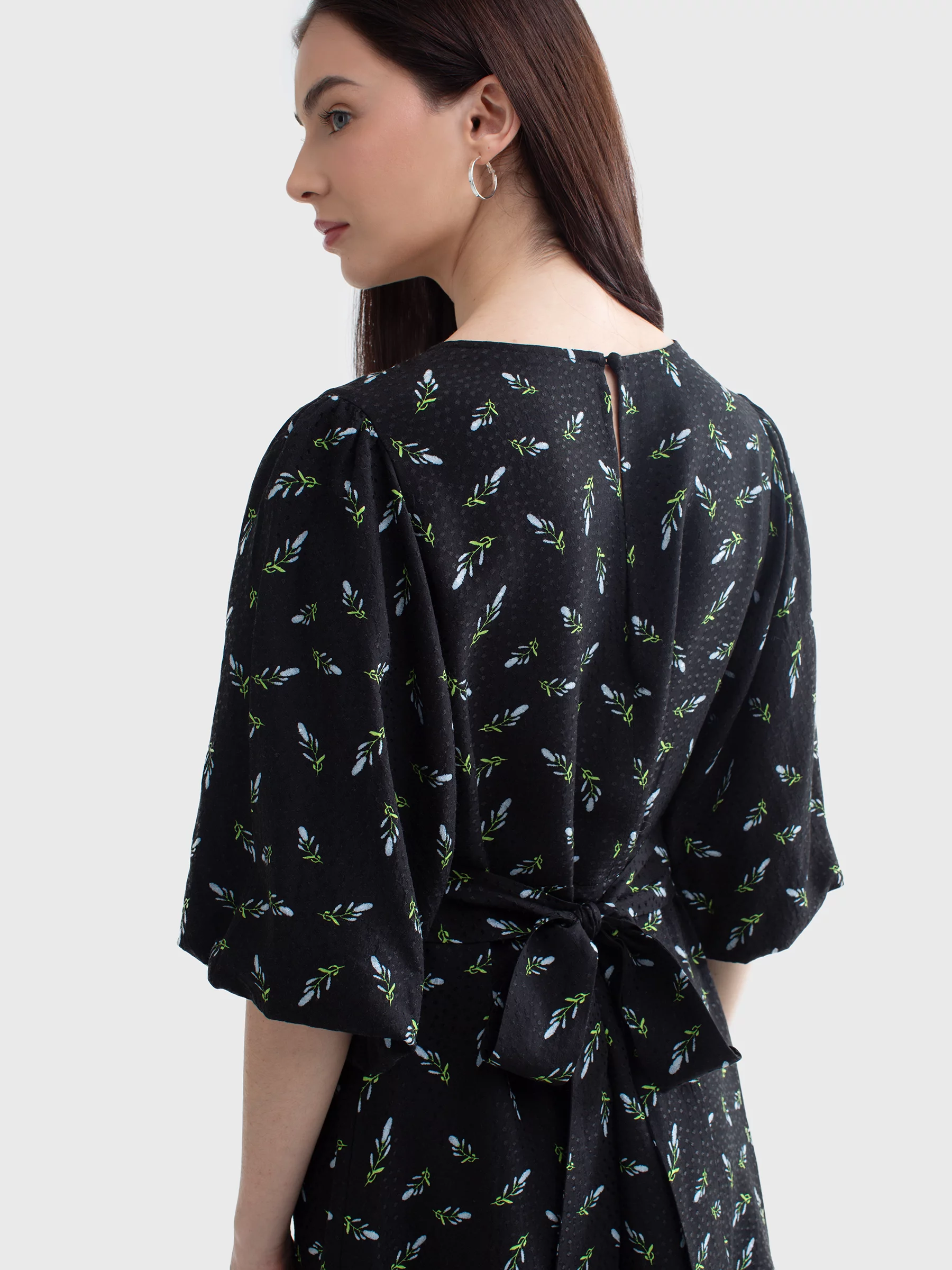 Sukienka damska z wiskozy z motywem kwiatowym czarna Bryana 906