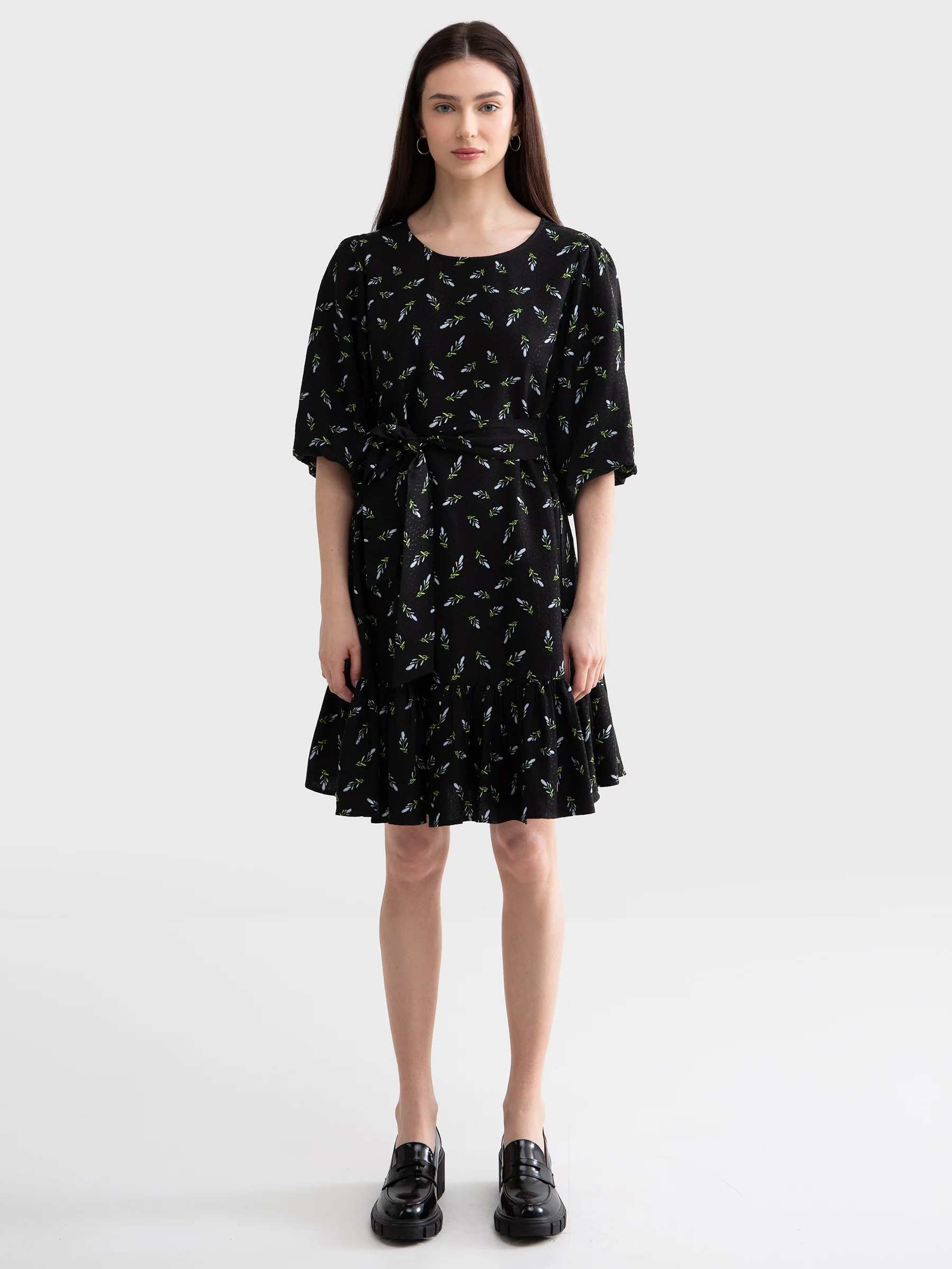 Sukienka damska z wiskozy z motywem kwiatowym czarna Bryana 906