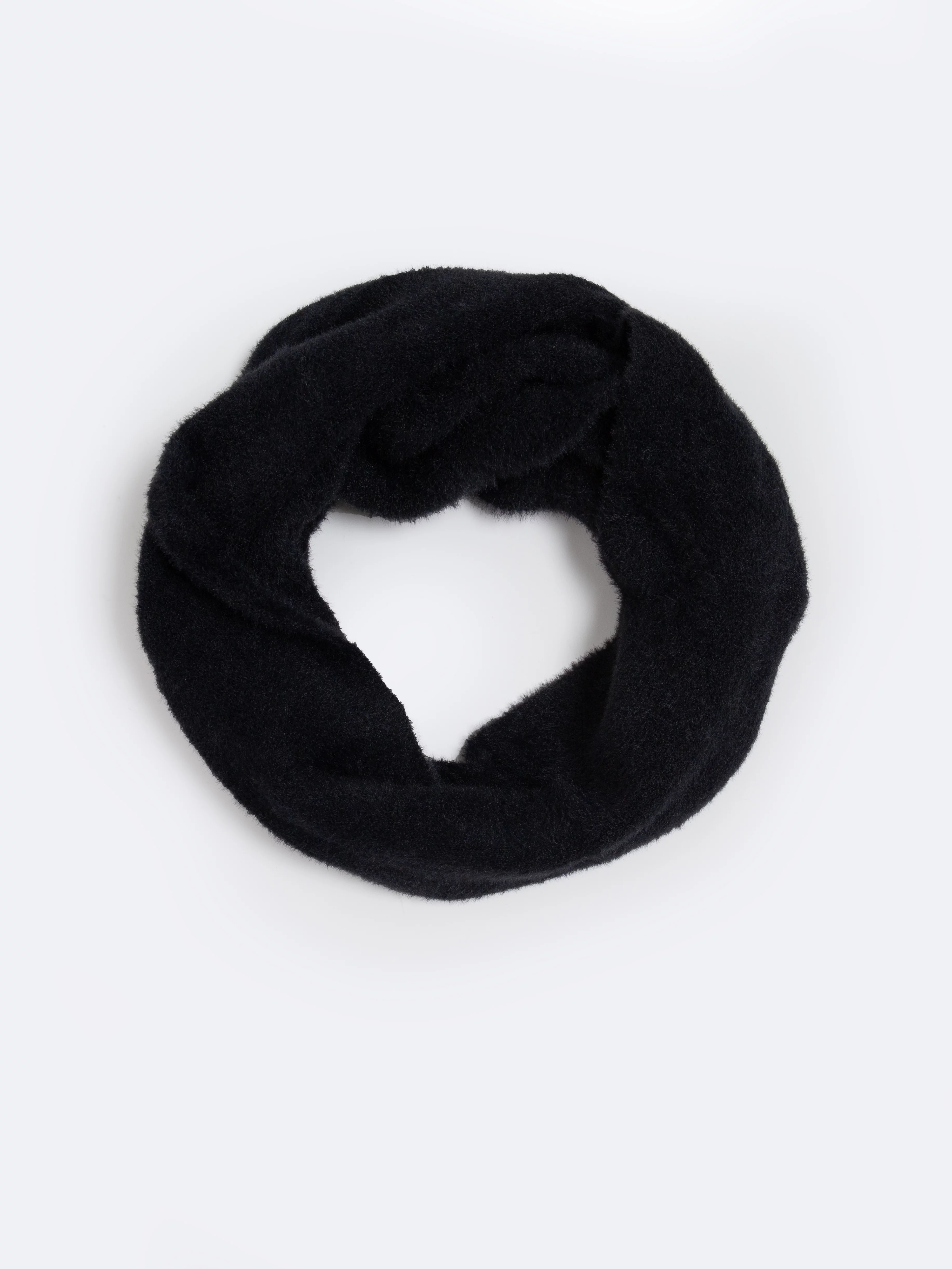 Szalik dziewczęcy z puszystej przędzy czarny Cattis 906